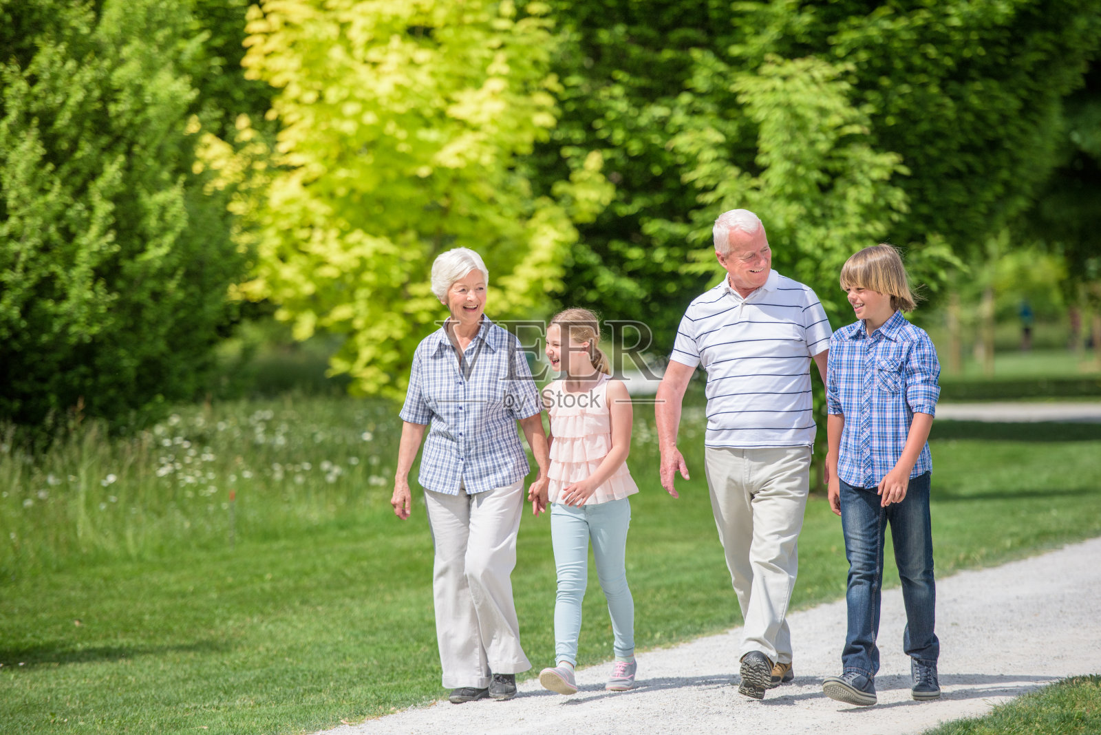 爷爷奶奶和孙子孙女在公园散步照片摄影图片