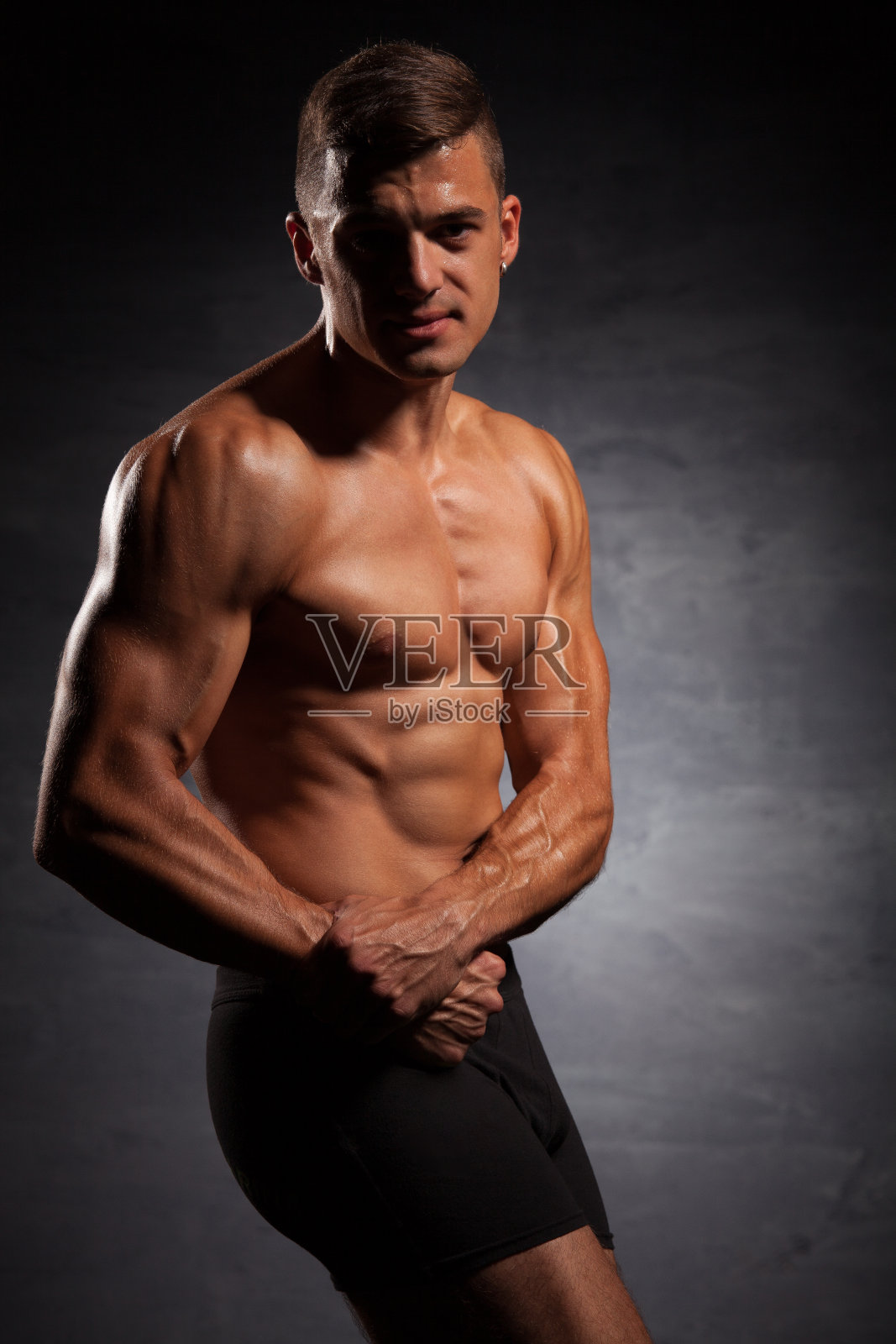 英俊的男人与肌肉的身体照片摄影图片