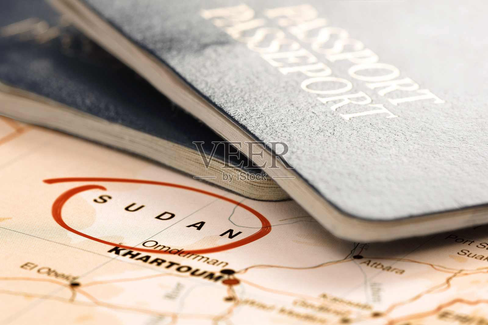 苏丹的目的地。地图上的护照。旅行的概念。照片摄影图片