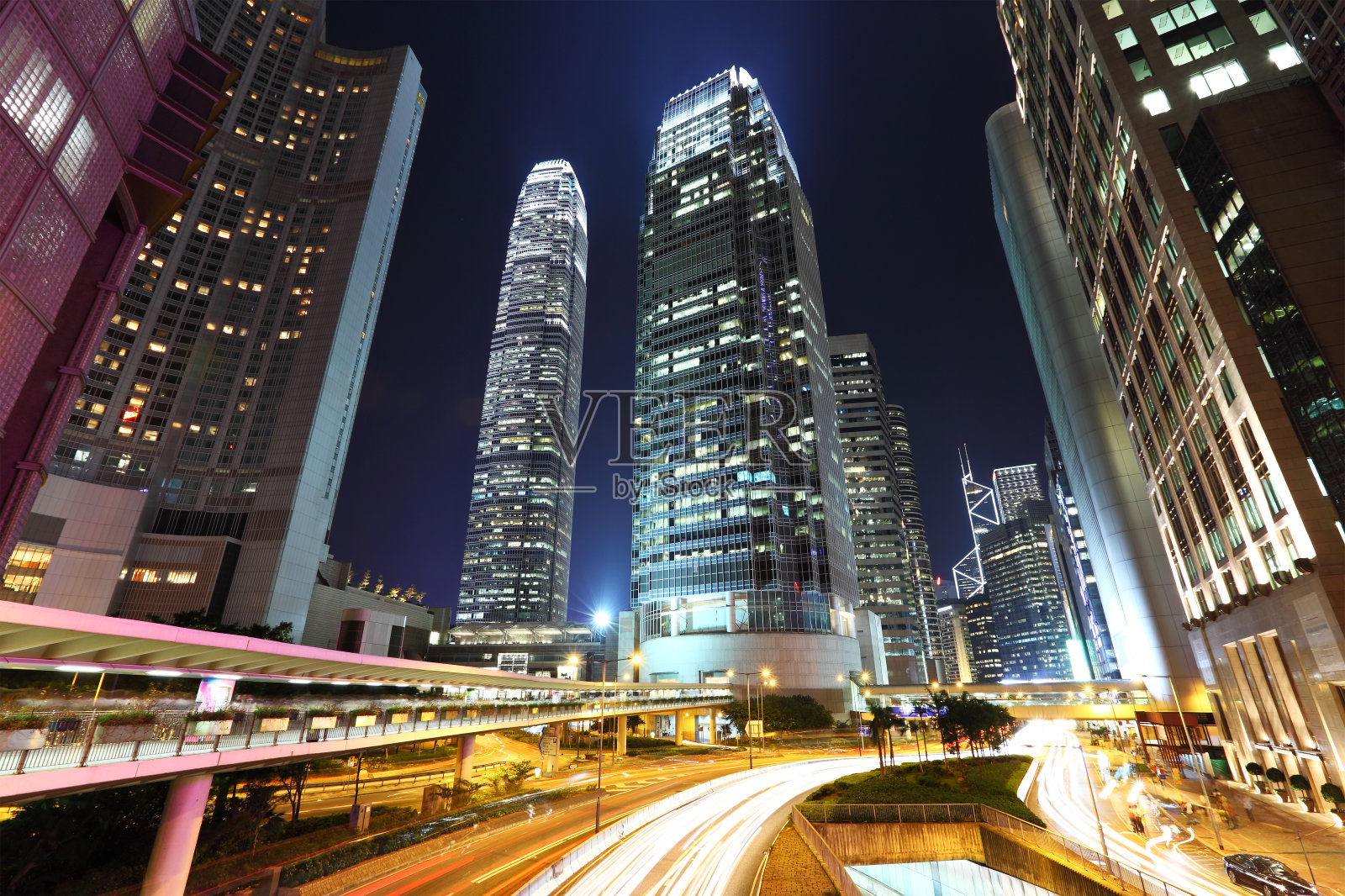 城市在夜间与交通路径照片摄影图片