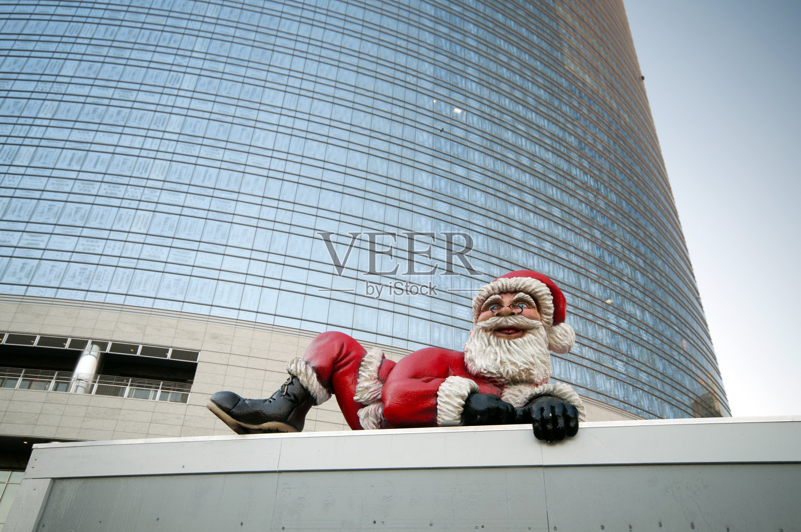 圣诞老人爬过墙照片摄影图片