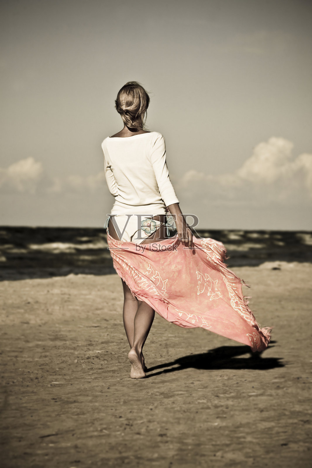 在海滩边散步照片摄影图片