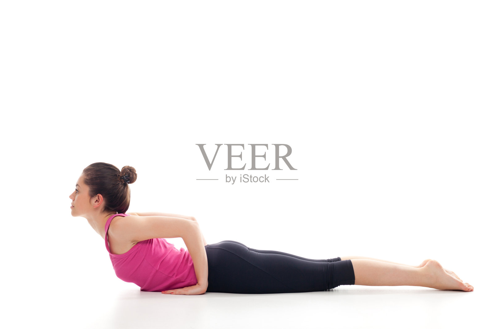 年轻女子练习瑜伽照片摄影图片