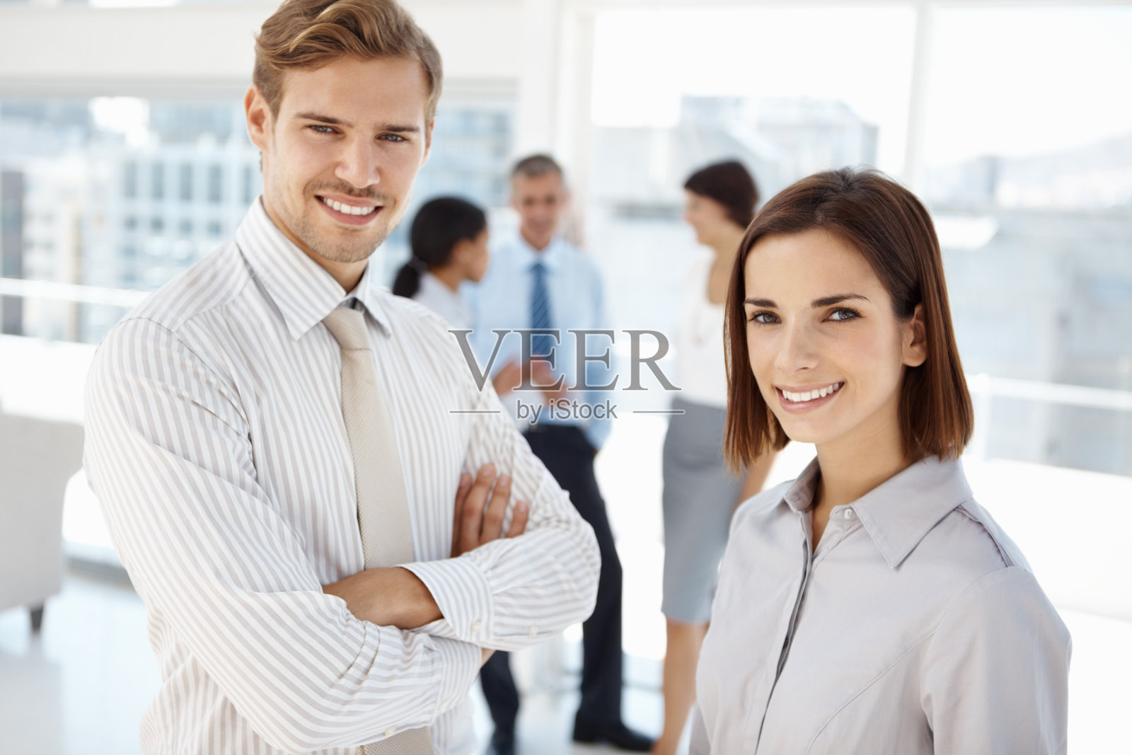 有同事背景的自信的商人照片摄影图片