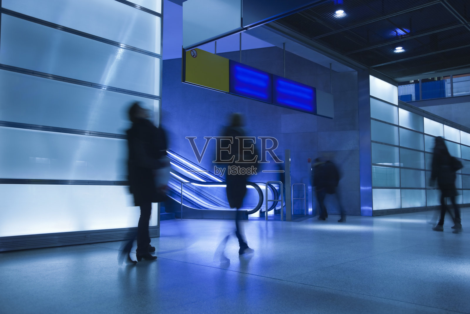 在现代玻璃室内行走的上班族，模糊的运动照片摄影图片