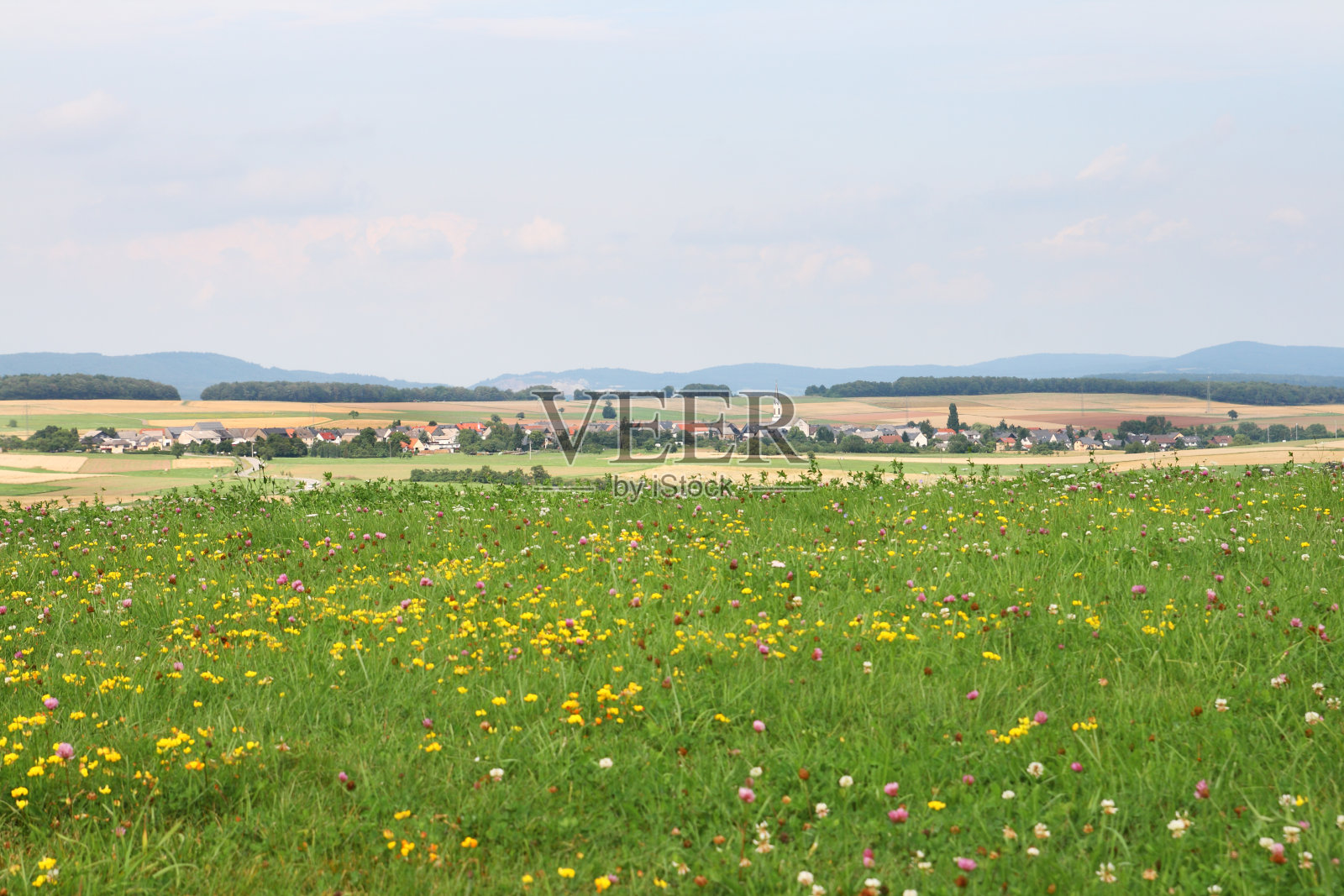 丘陵景观中的小村庄照片摄影图片