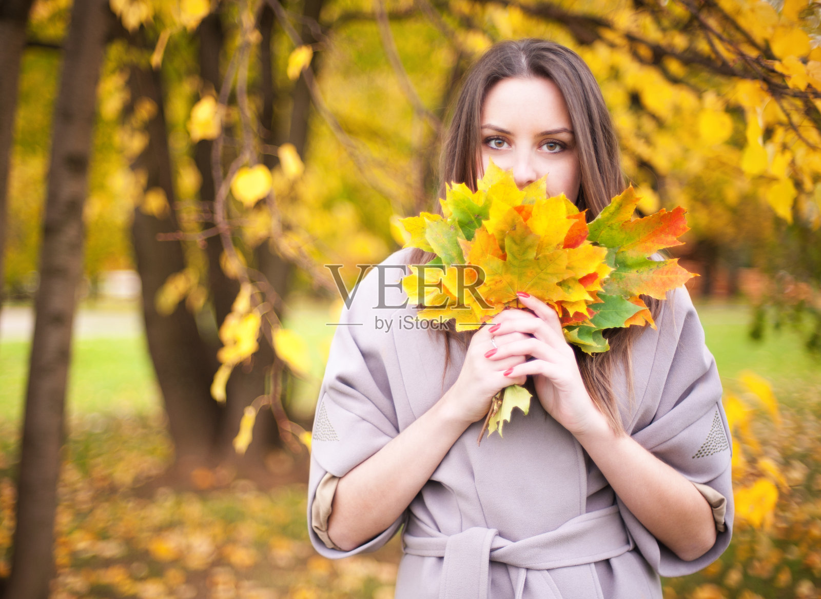 秋天森林里的女人照片摄影图片