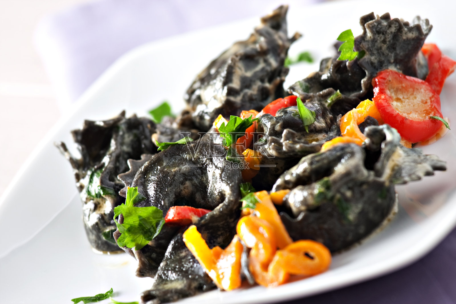 墨鱼汁饺子。照片摄影图片