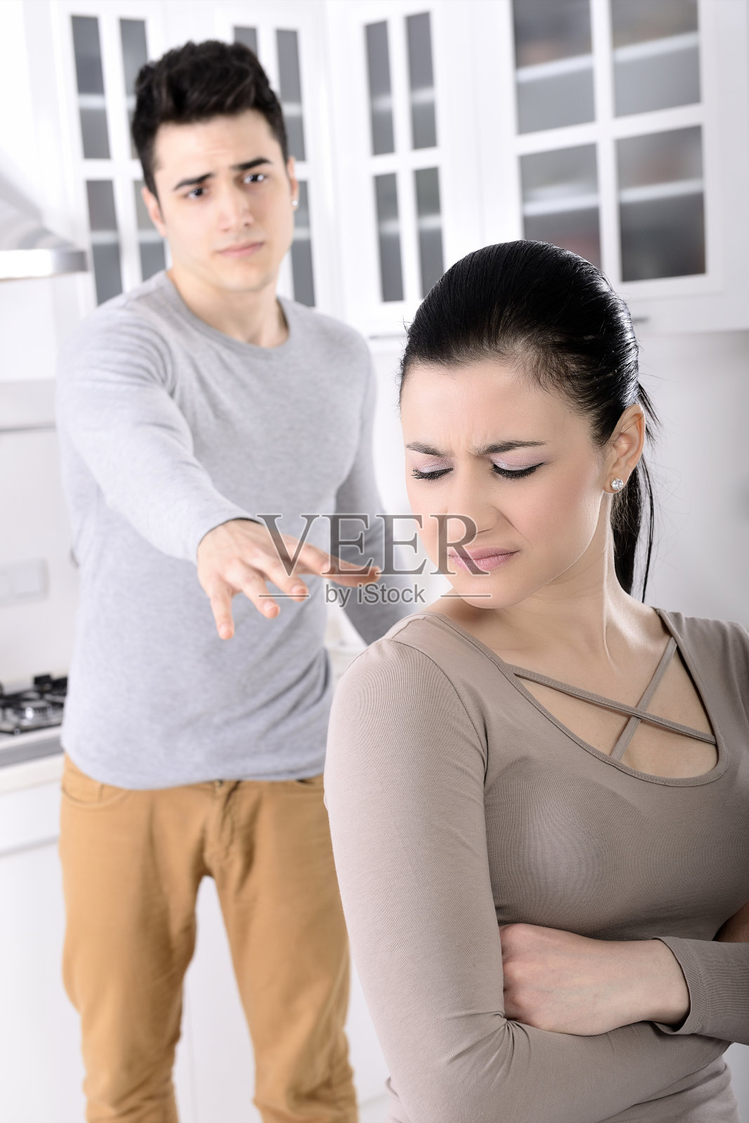 冲突中的年轻夫妇照片摄影图片