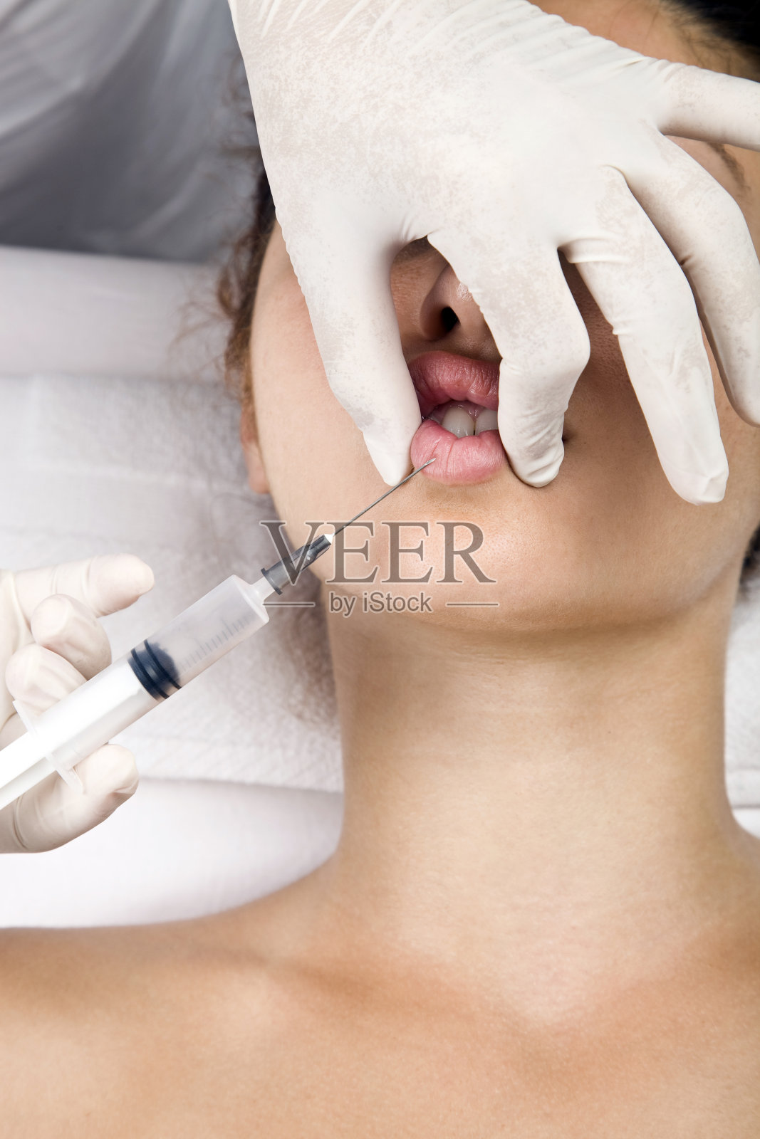 女人用注射器照片摄影图片