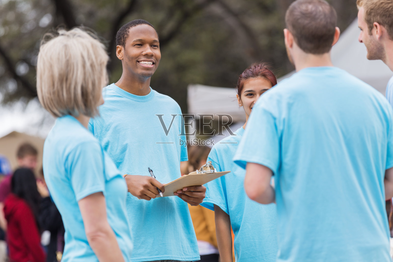 义工队长在节日或市集与团队会面照片摄影图片