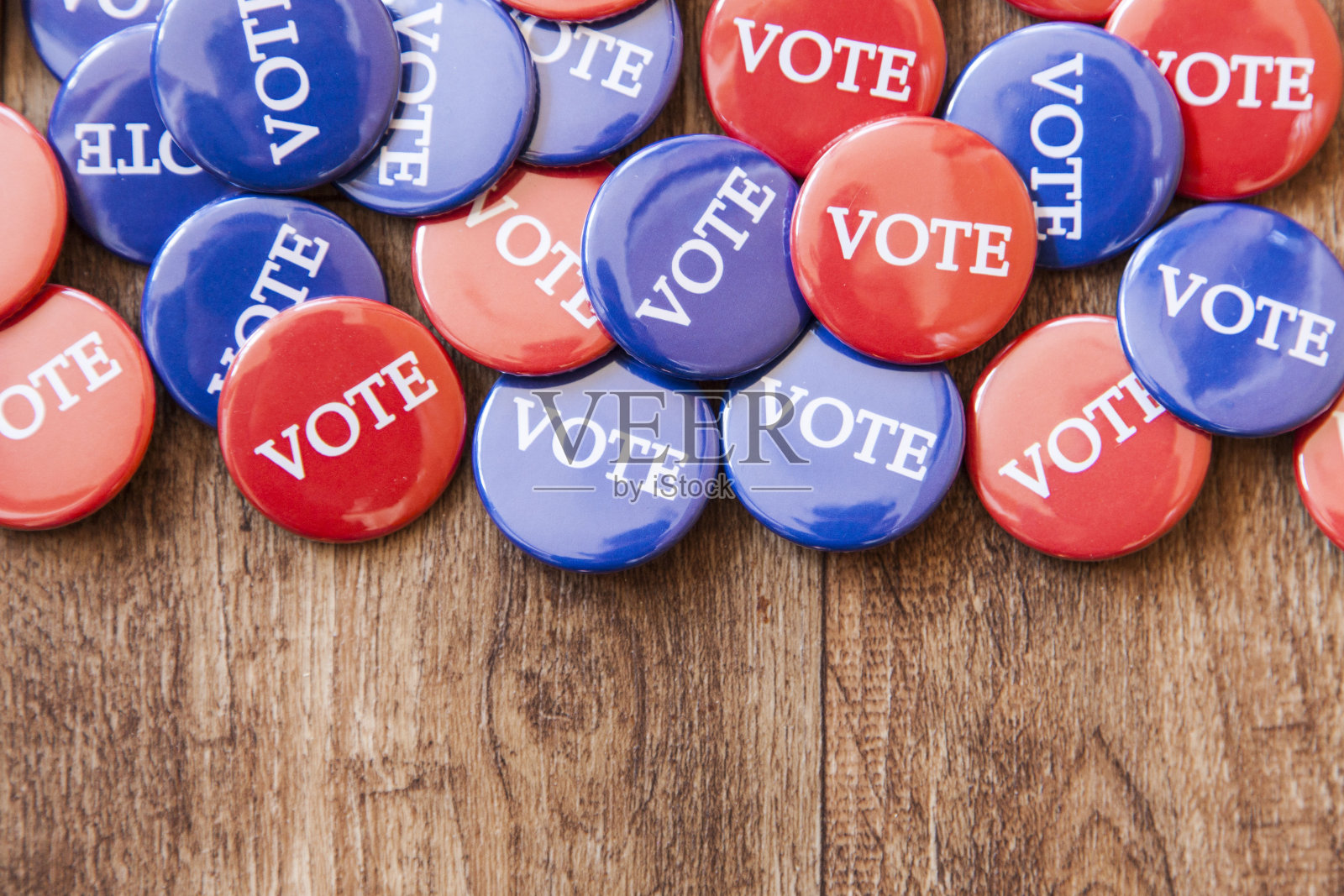 木制背景上的红色和蓝色投票徽章照片摄影图片