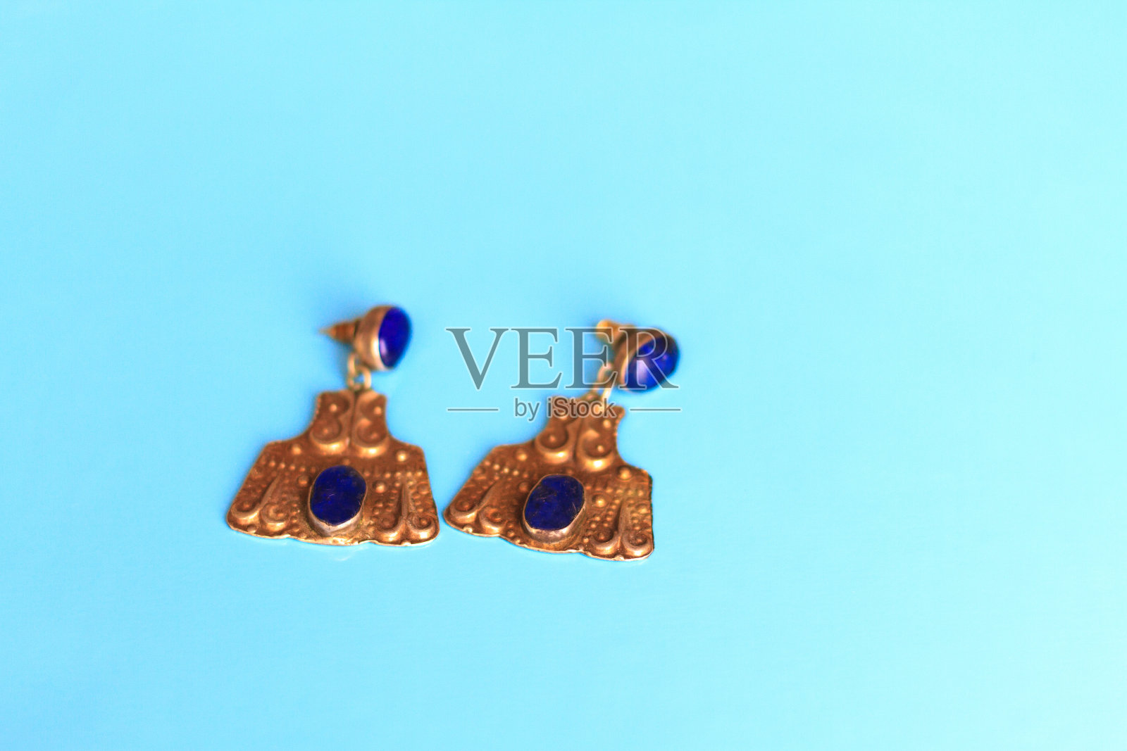 古董土耳其耳环与天青石，蓝色背景照片摄影图片