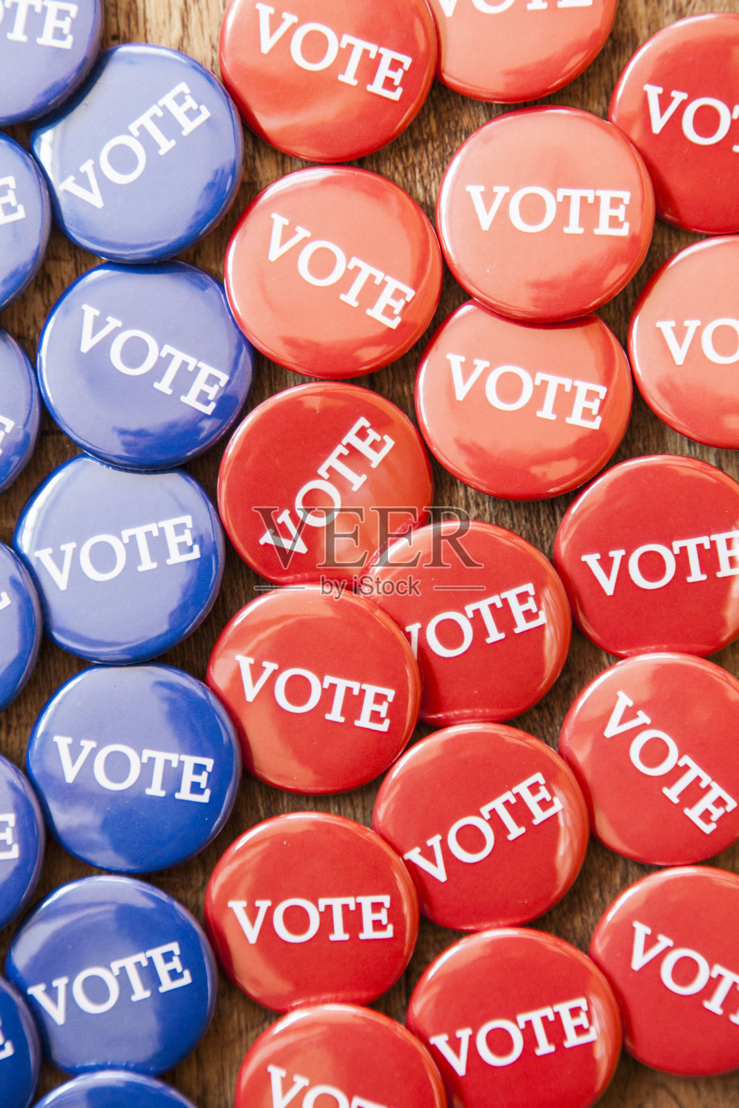 红色和蓝色的投票徽章照片摄影图片