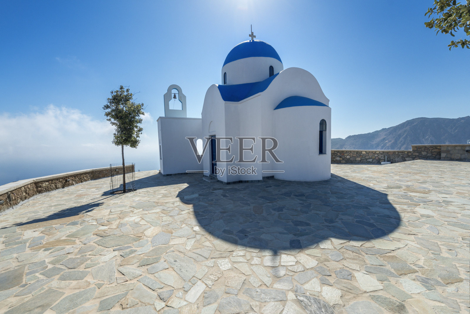 希腊尼西罗斯岛尼基亚村的蓝色圆顶教堂照片摄影图片