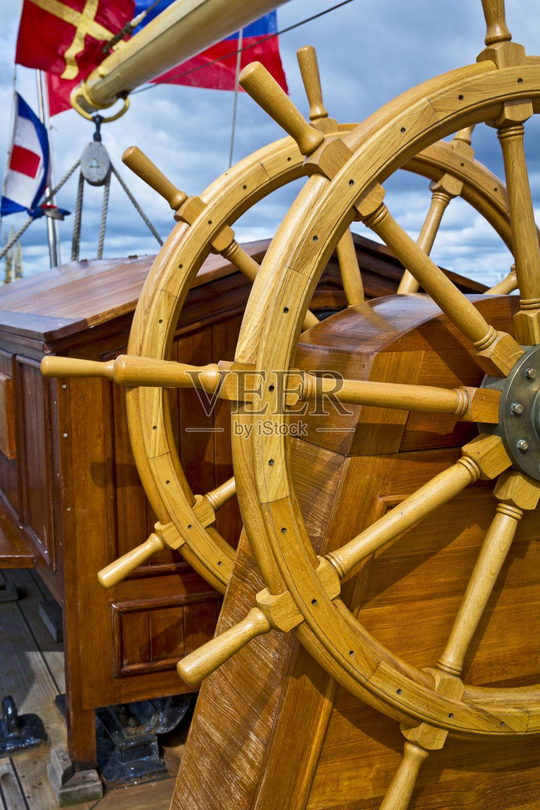 帆船的旧木制舵轮照片摄影图片
