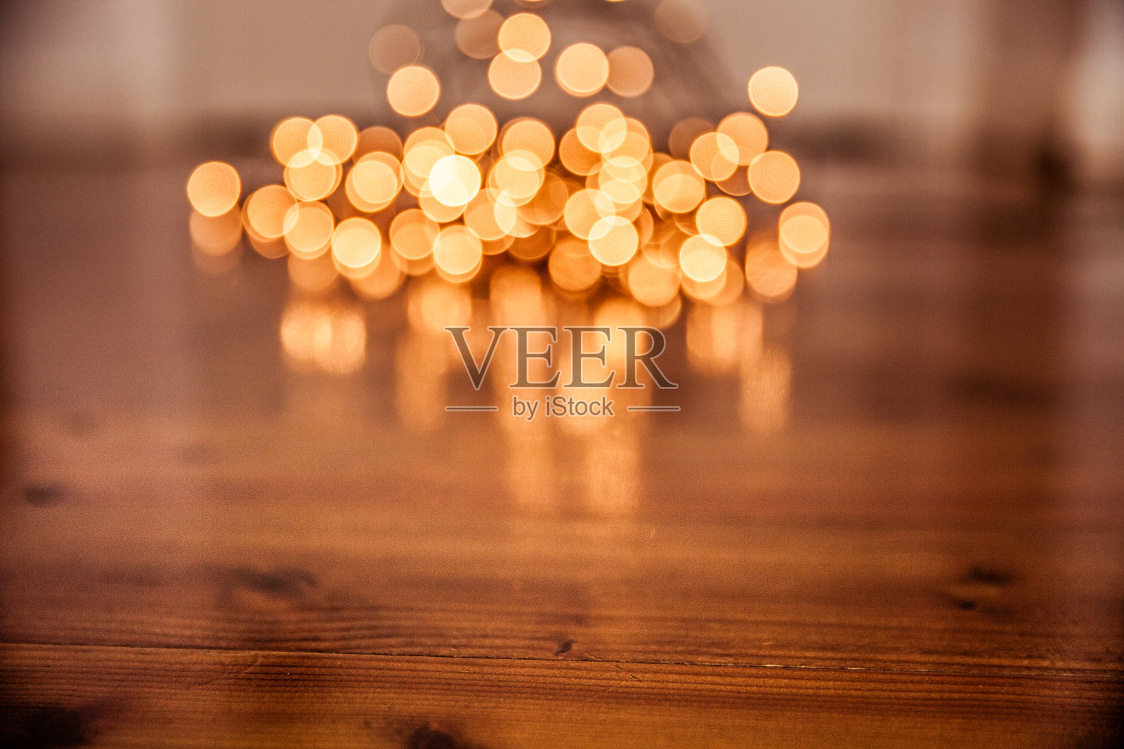 家里的圣诞装饰品和彩灯照片摄影图片