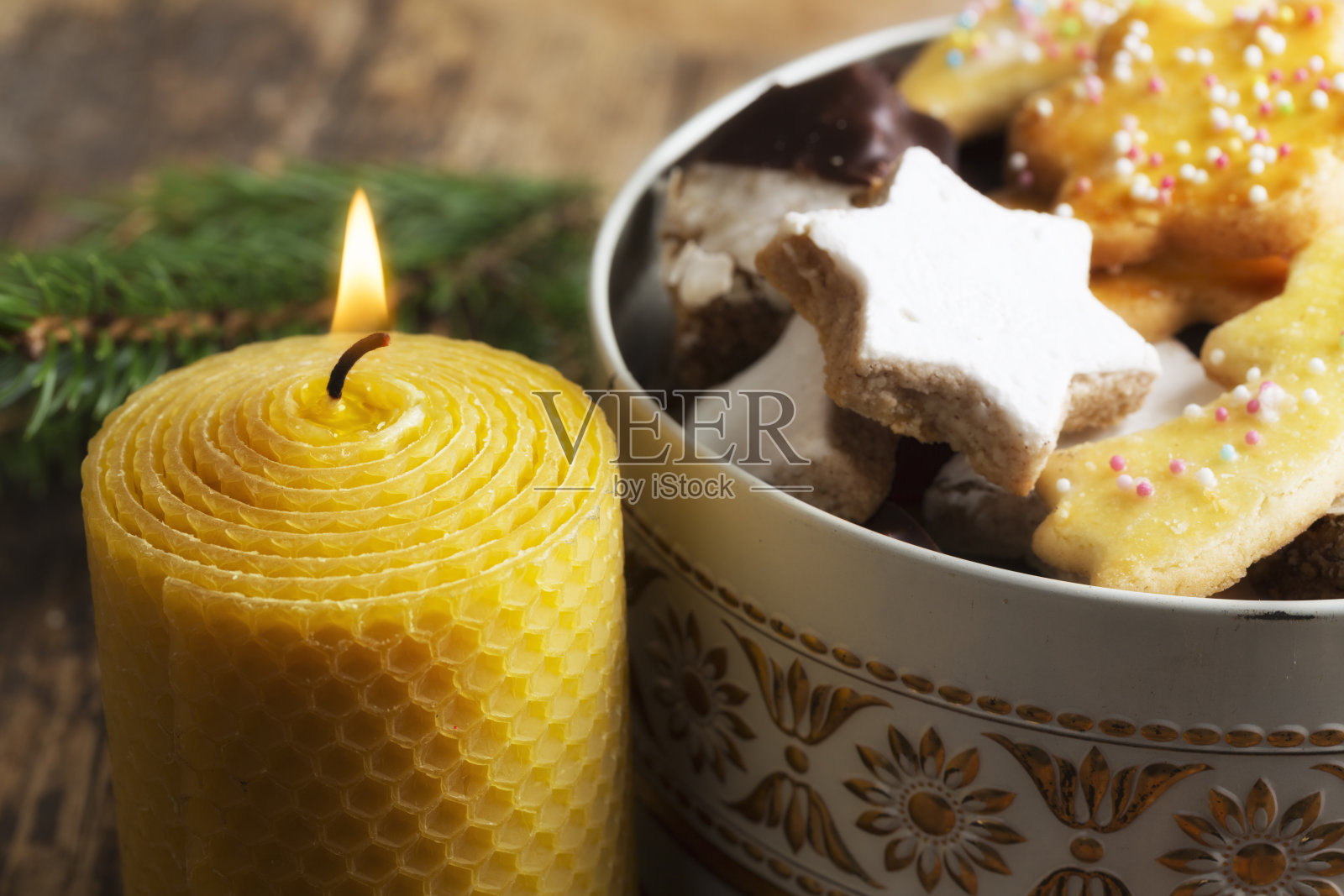 盒子里的圣诞饼干和燃烧着的蜂蜡蜡烛照片摄影图片