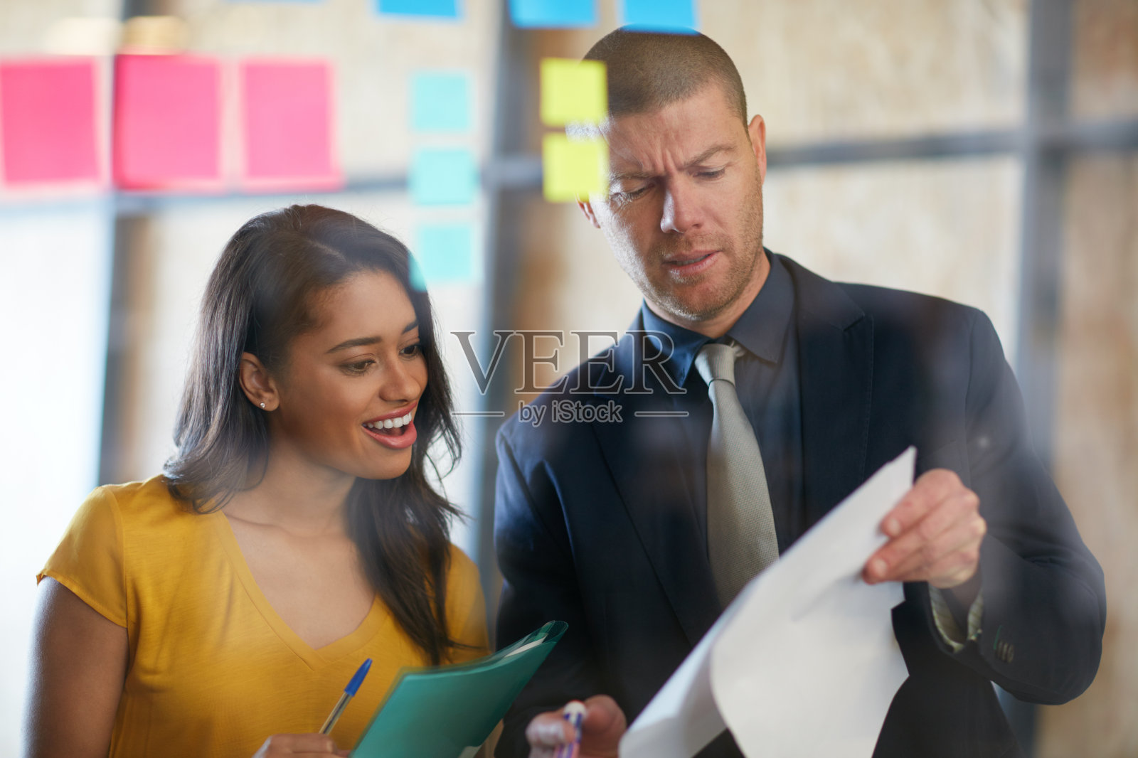 向她展示他的进步照片摄影图片