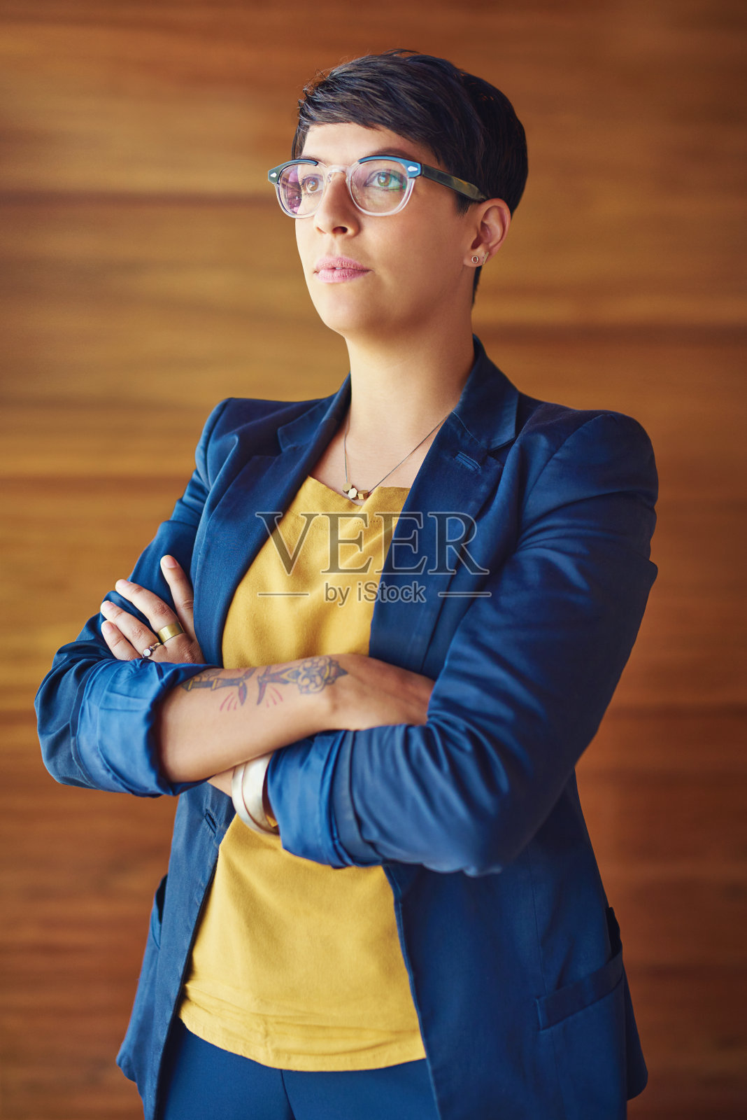 有梦想的小女孩变成了有远见的女人照片摄影图片