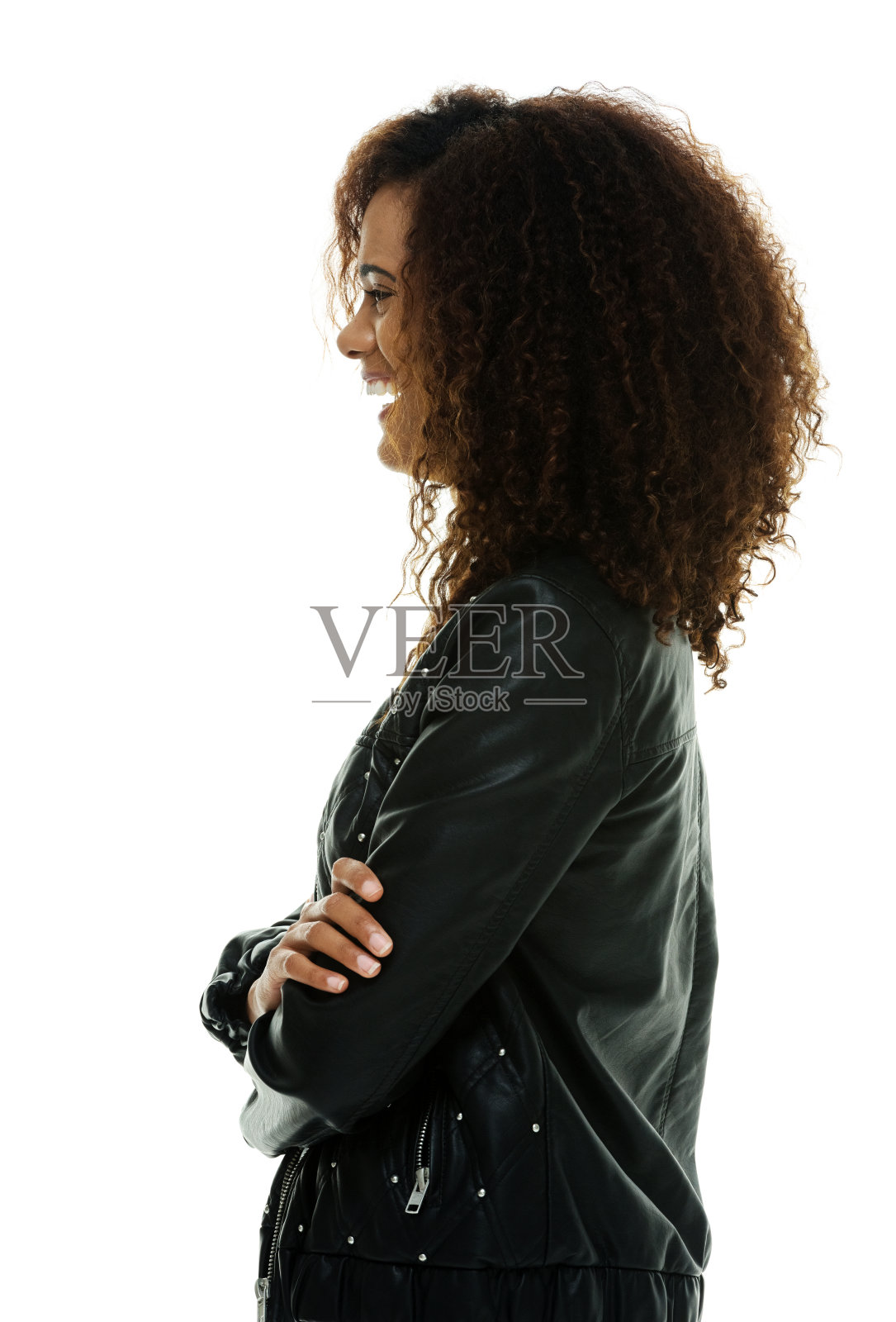 她双臂交叉站在那里照片摄影图片