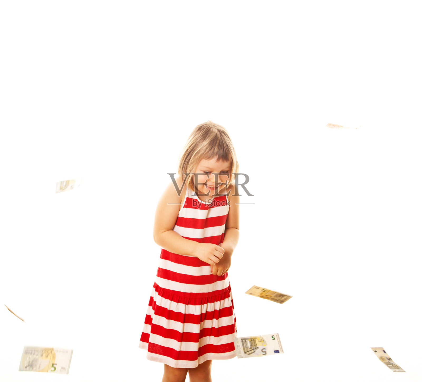 在欧元钞票雨中的小孩照片摄影图片