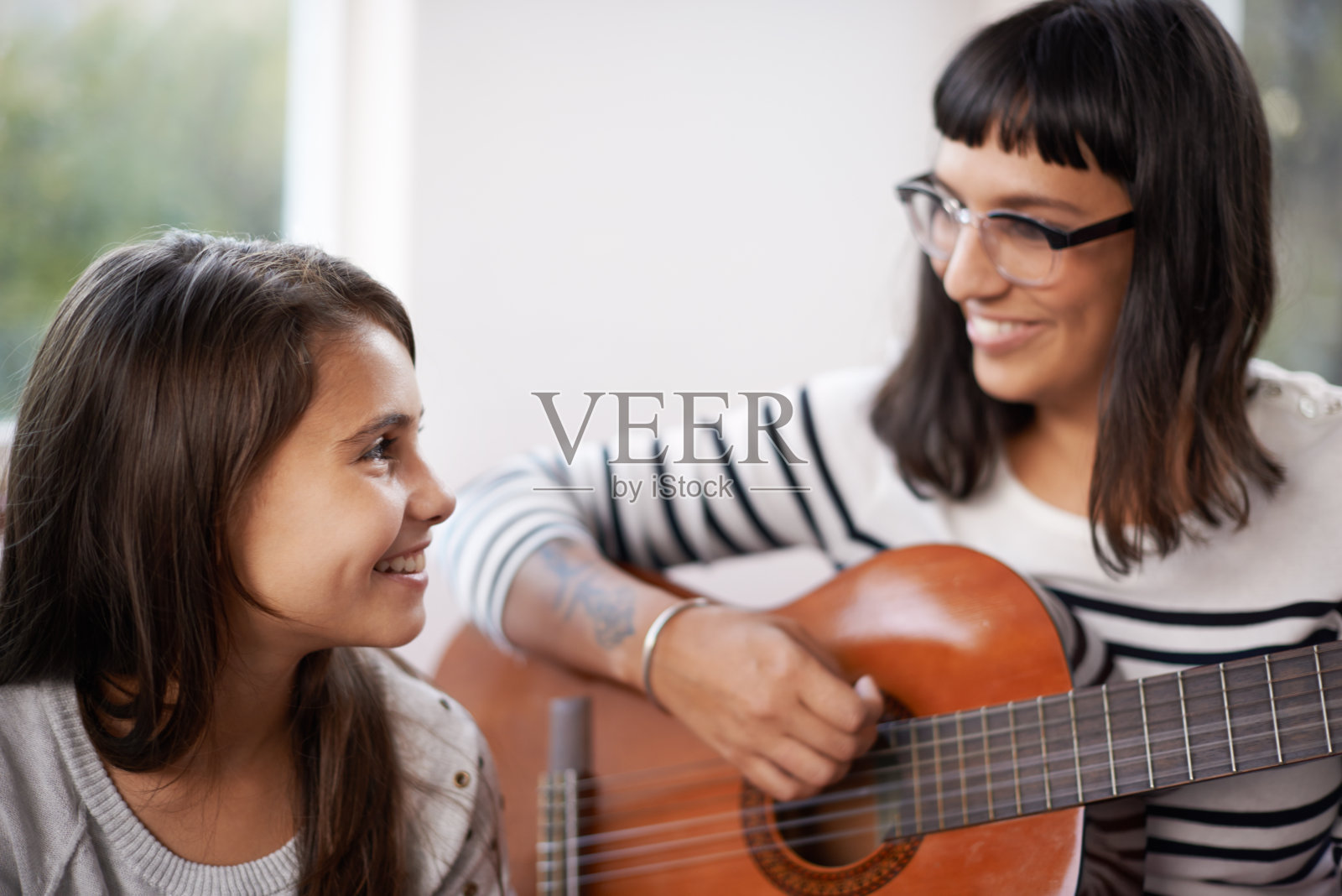 和女儿分享她的音乐照片摄影图片