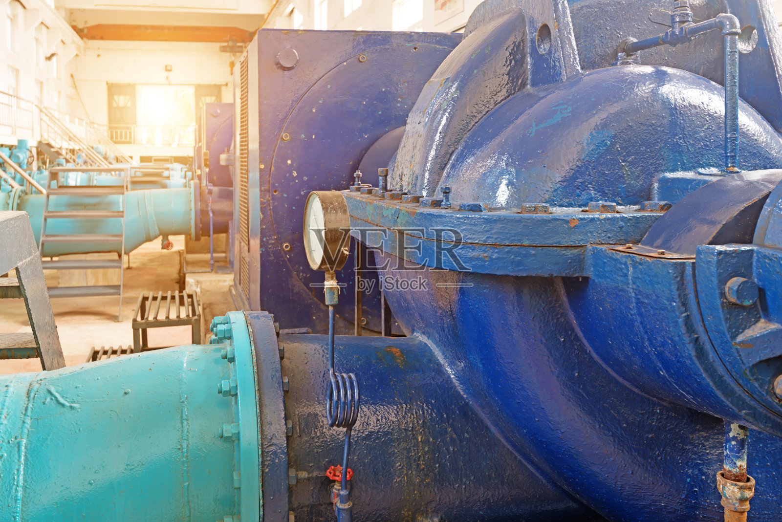 现代化的城市污水处理厂。照片摄影图片