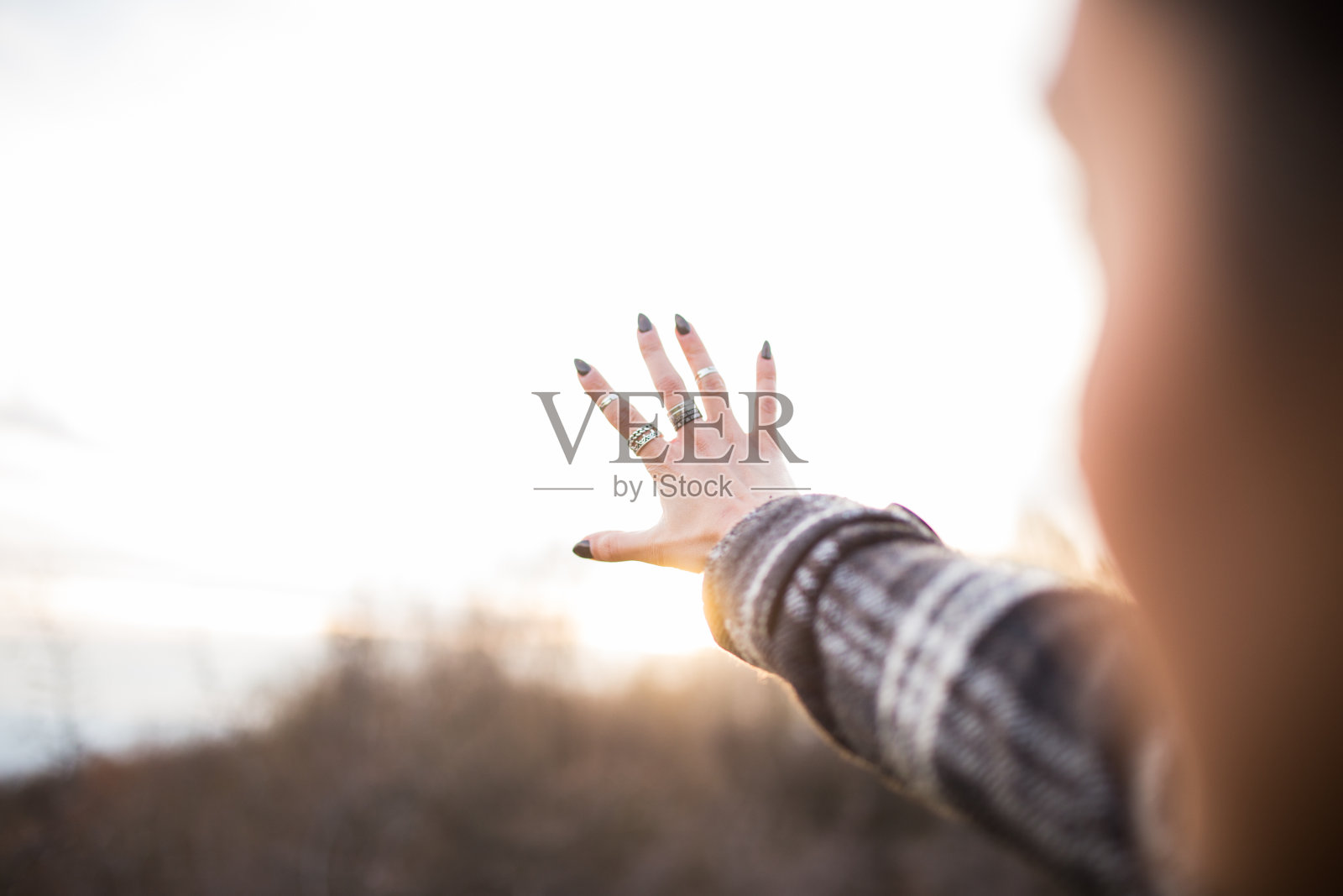 触摸天空照片摄影图片