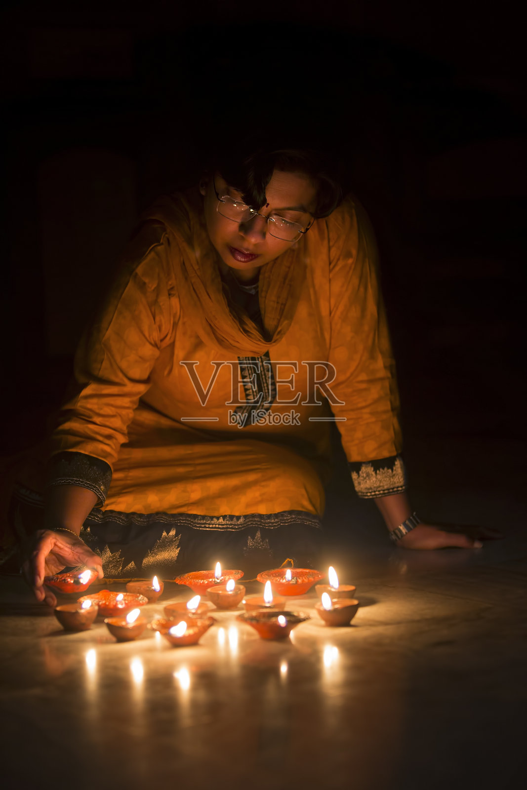 妇女在排灯节点油灯照片摄影图片