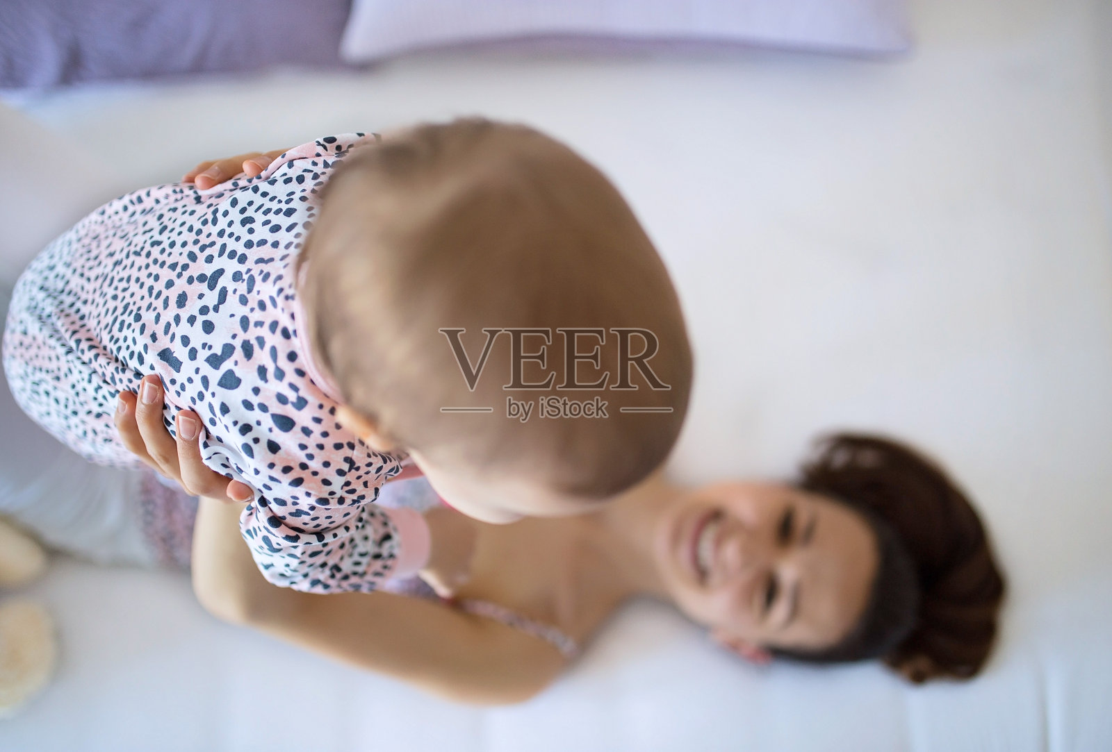 一个女人在室内抱着一个婴儿照片摄影图片