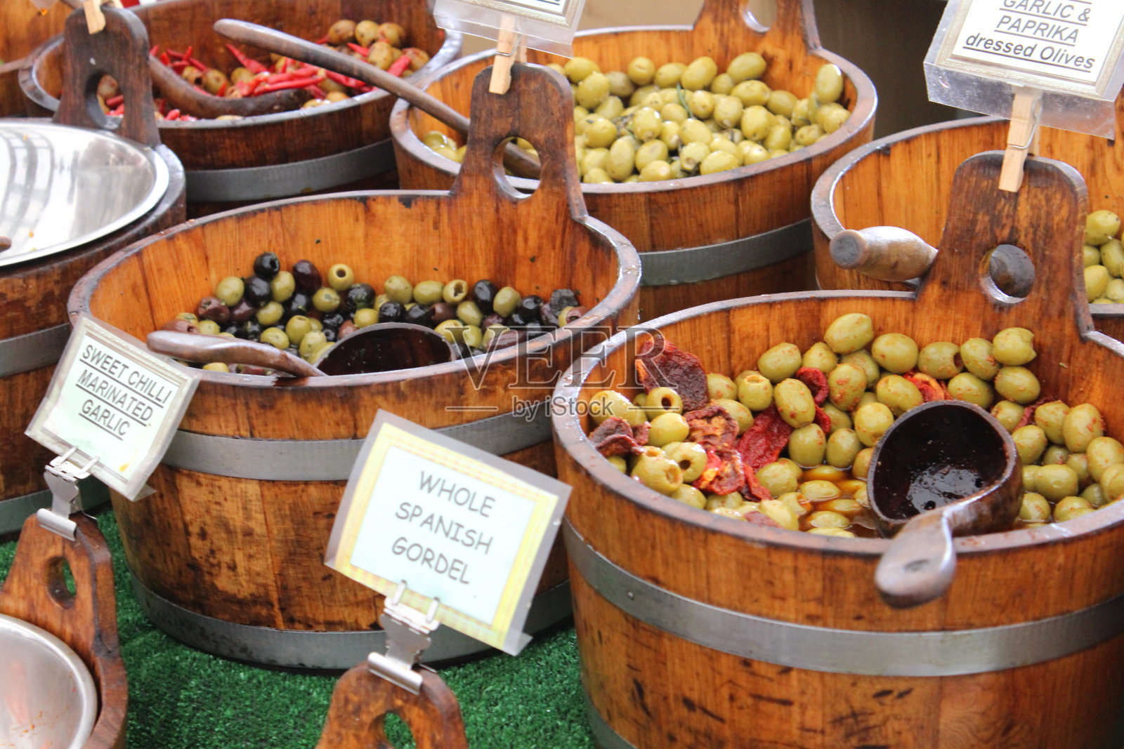 农贸市场，木桶里的去核绿橄榄照片摄影图片