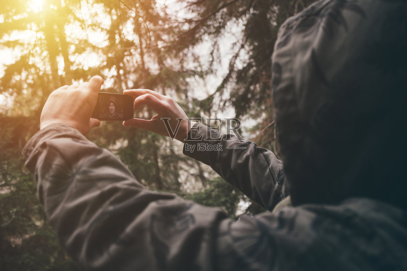 旅行者在森林里自拍照片摄影图片
