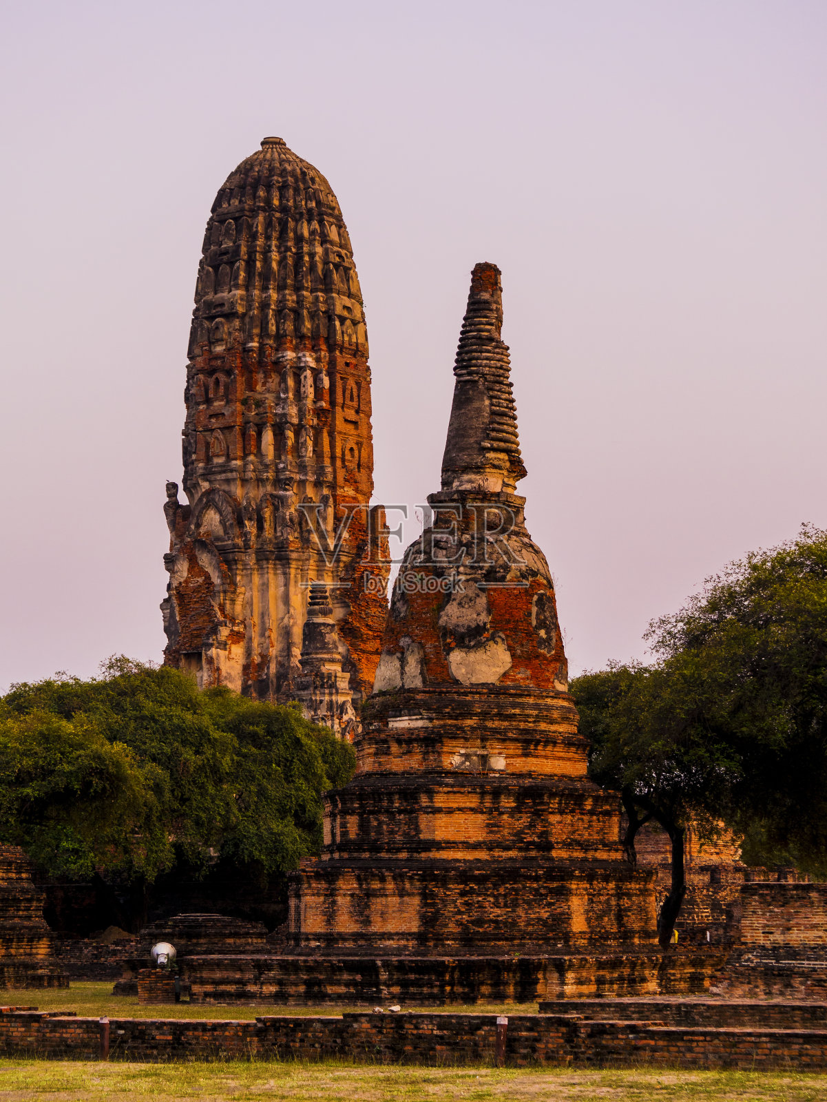 在泰国大城府的日落中，Chaiwatthanaram Wat照片摄影图片