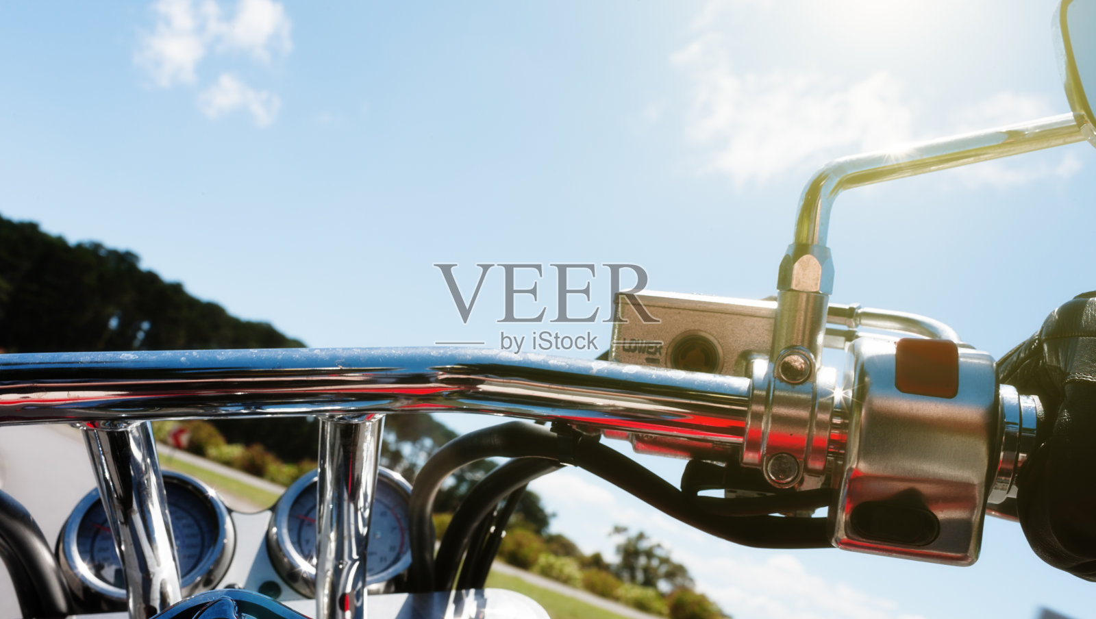 轻松骑手:摩托车把手上方的视野照片摄影图片