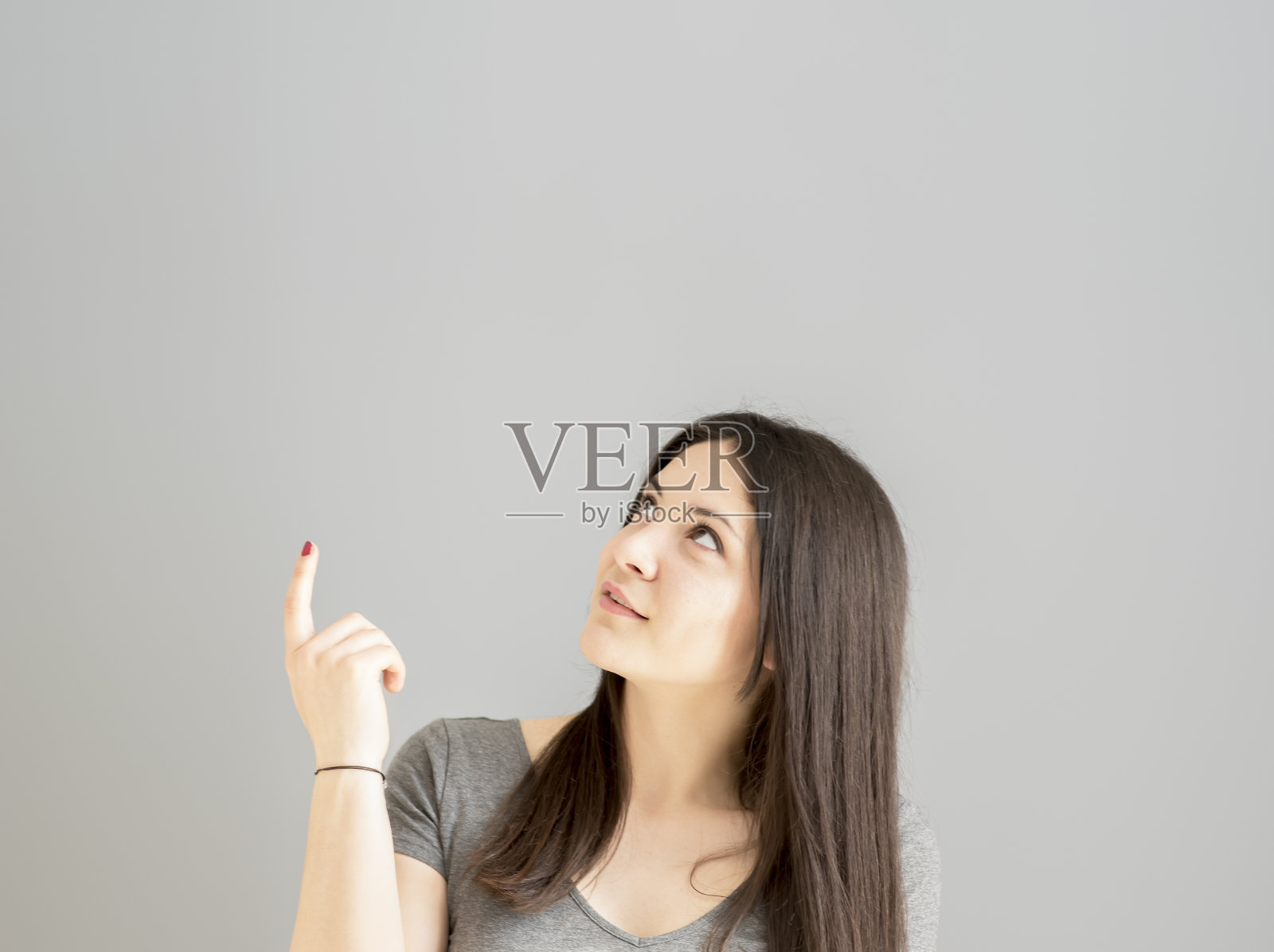 快乐的女孩向上指照片摄影图片