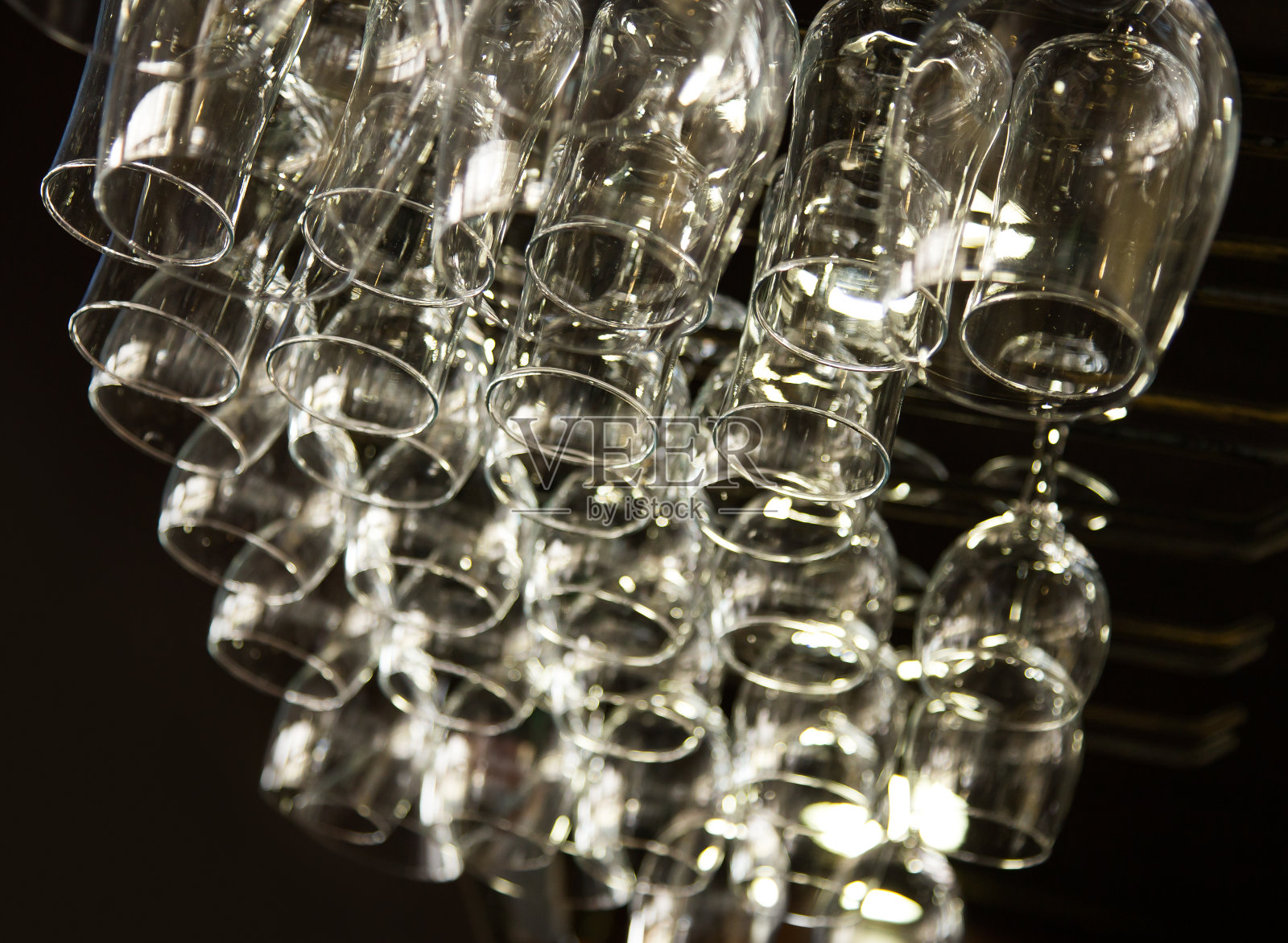 眼镜在架子上照片摄影图片