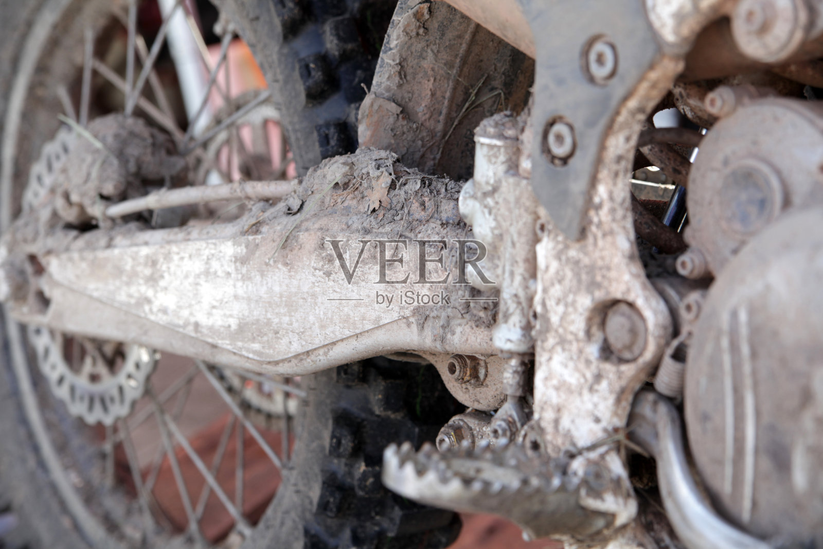 脚踏车上覆盖着干泥照片摄影图片