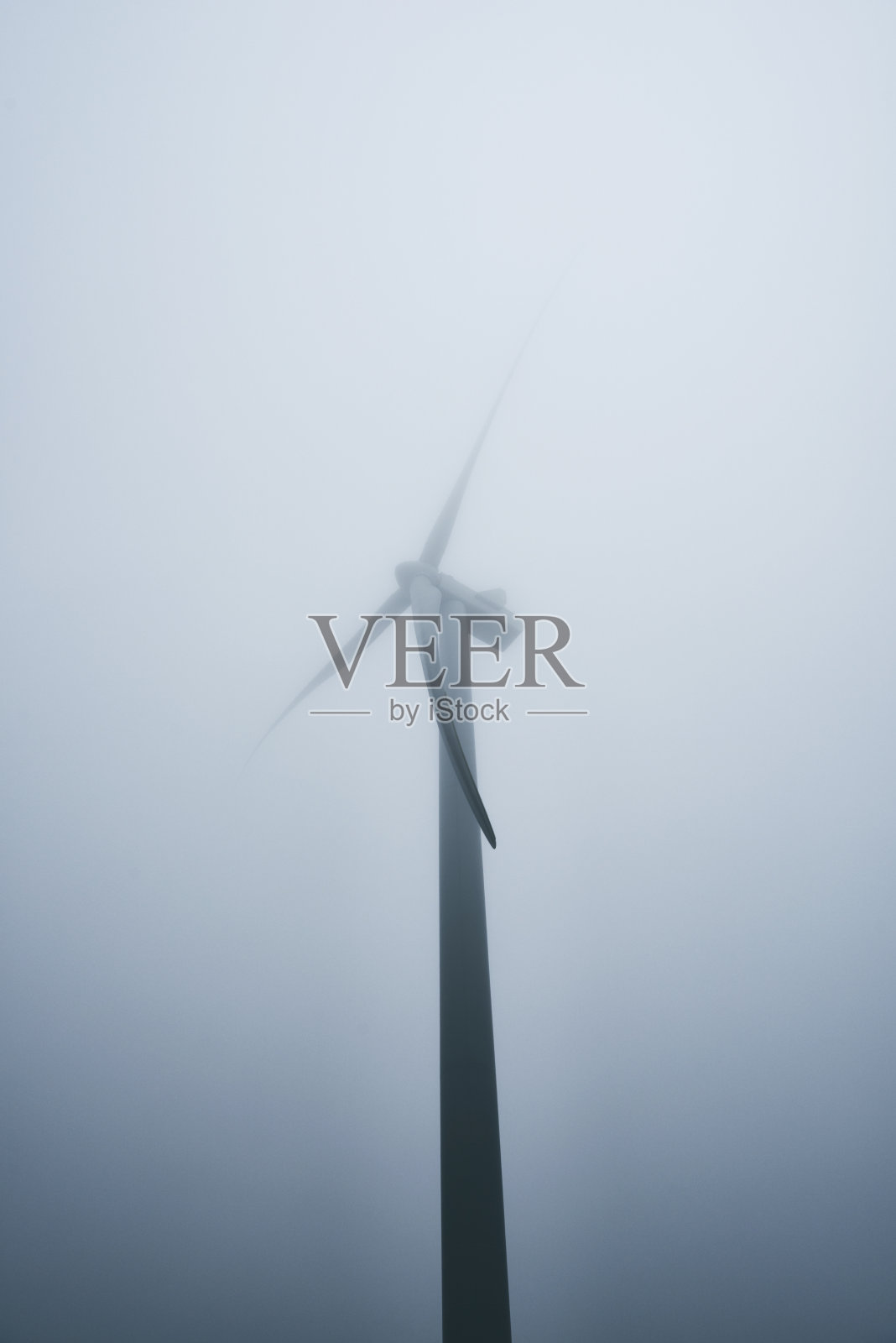 在有雾的日子里动力风车照片摄影图片