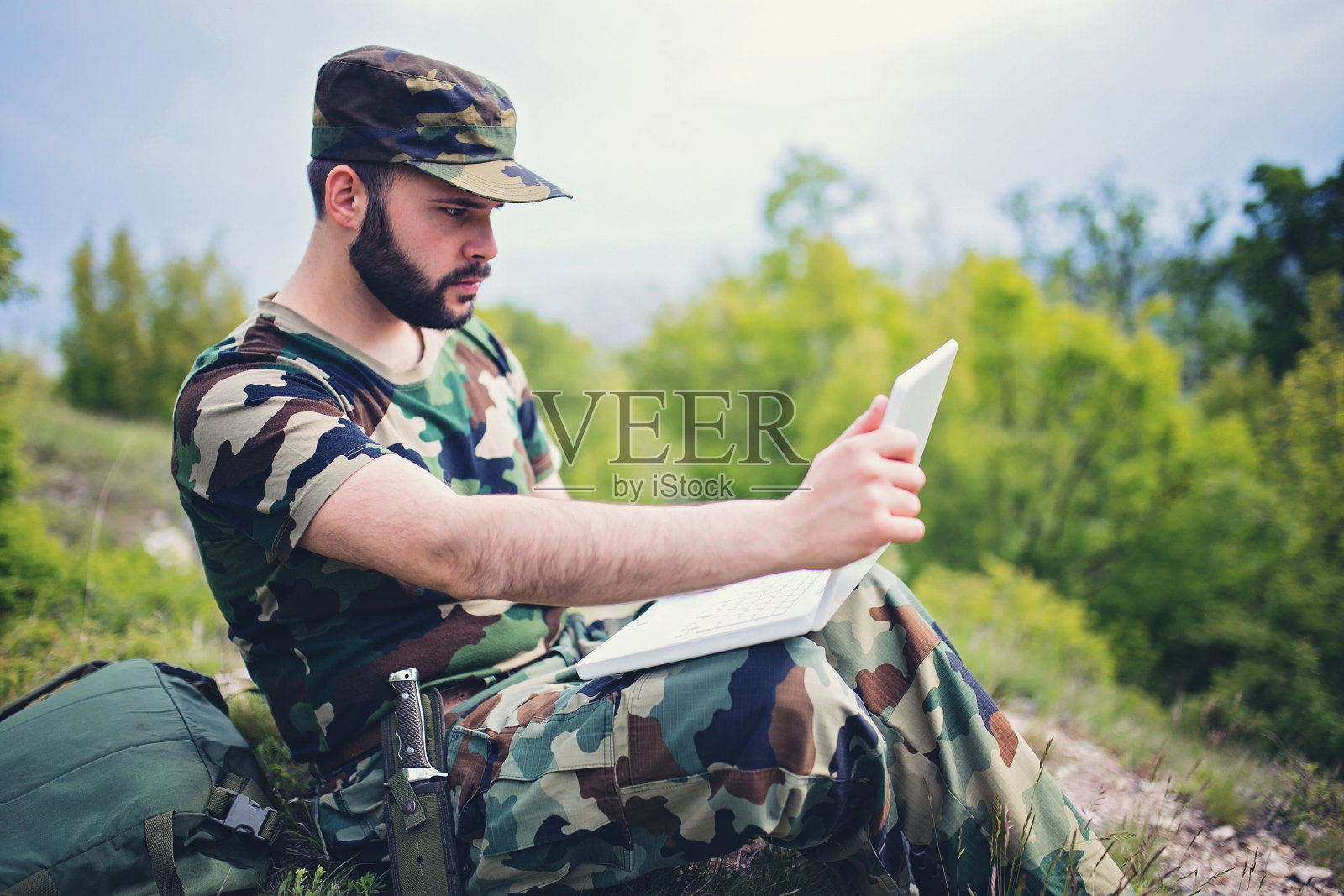 士兵用的笔记本电脑照片摄影图片