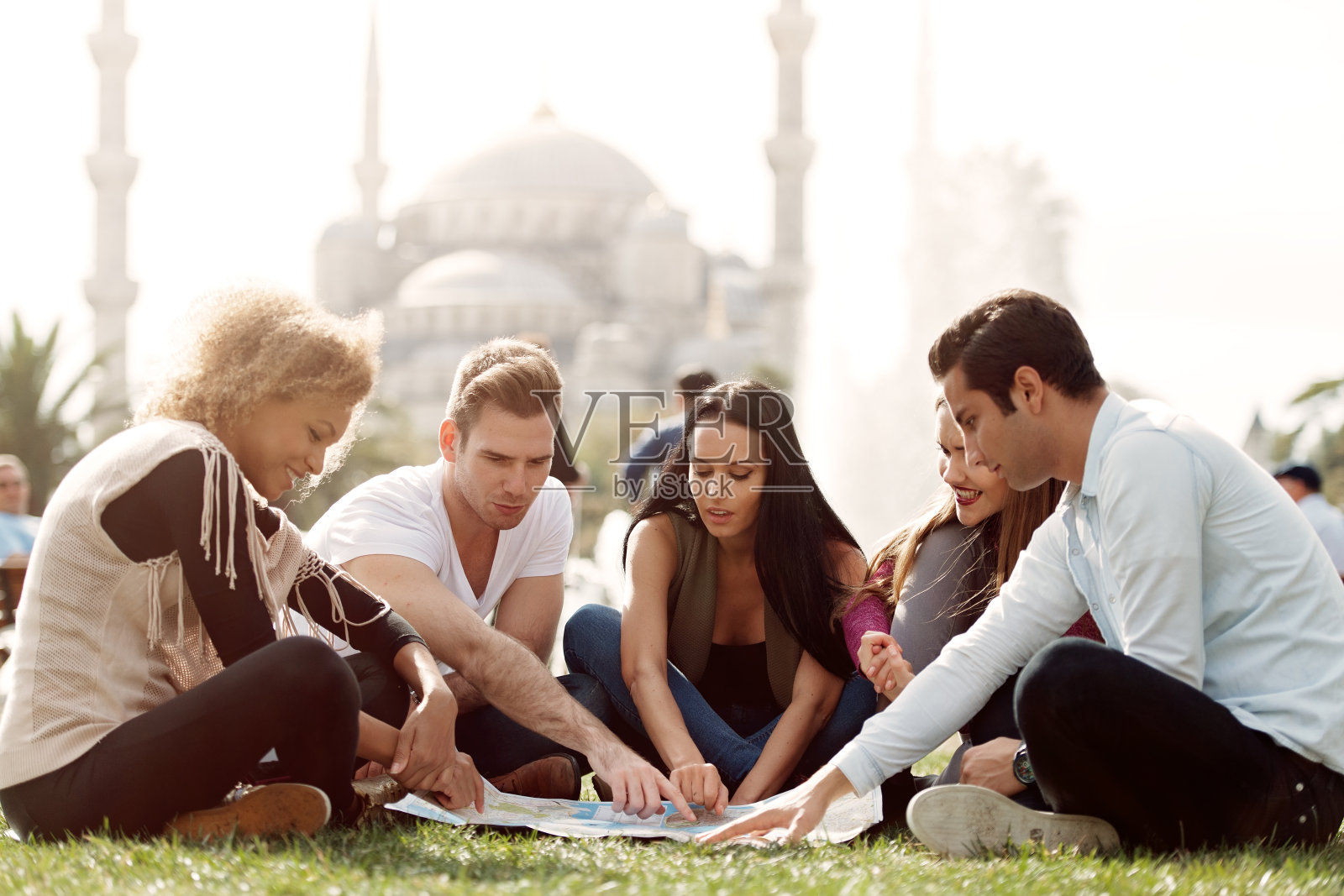 苏尔坦哈密特前的一群年轻游客照片摄影图片