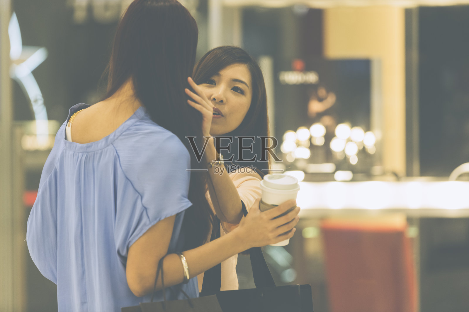 女孩购物在豪华商场在香港九龙中国照片摄影图片