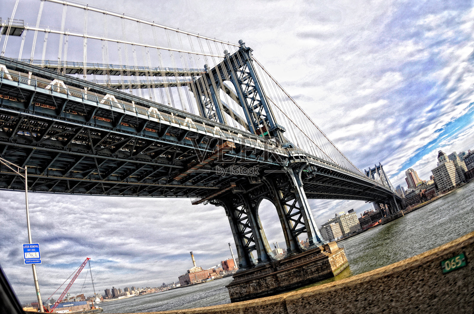 布鲁克林大桥纽约市HDR低角度视图照片摄影图片