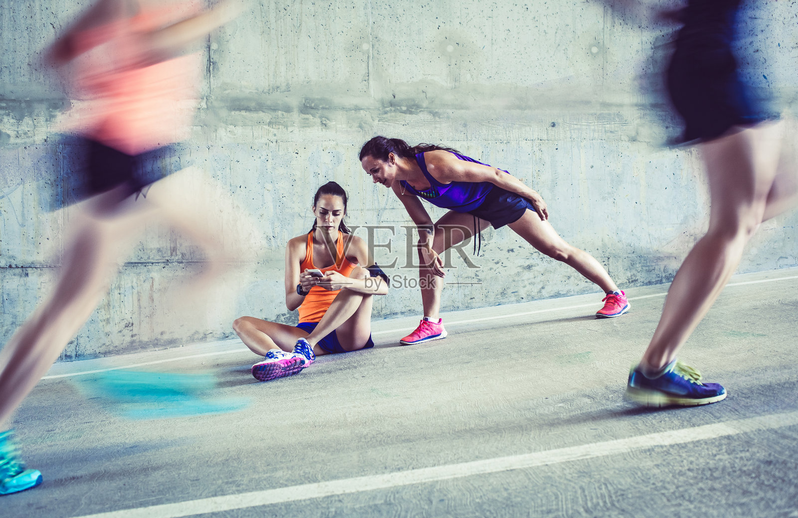 青年运动员健身组。照片摄影图片