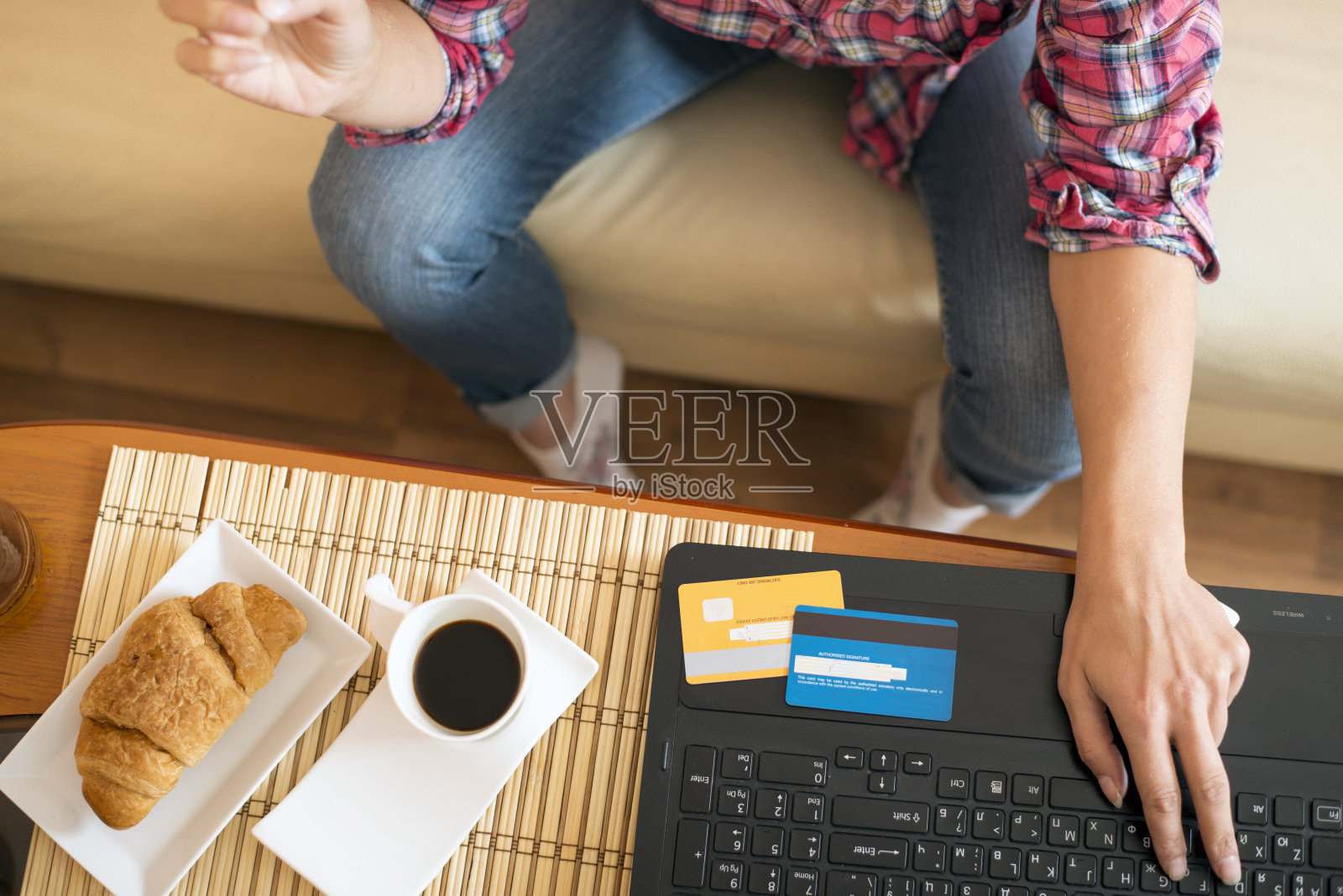 在家工作和购物照片摄影图片