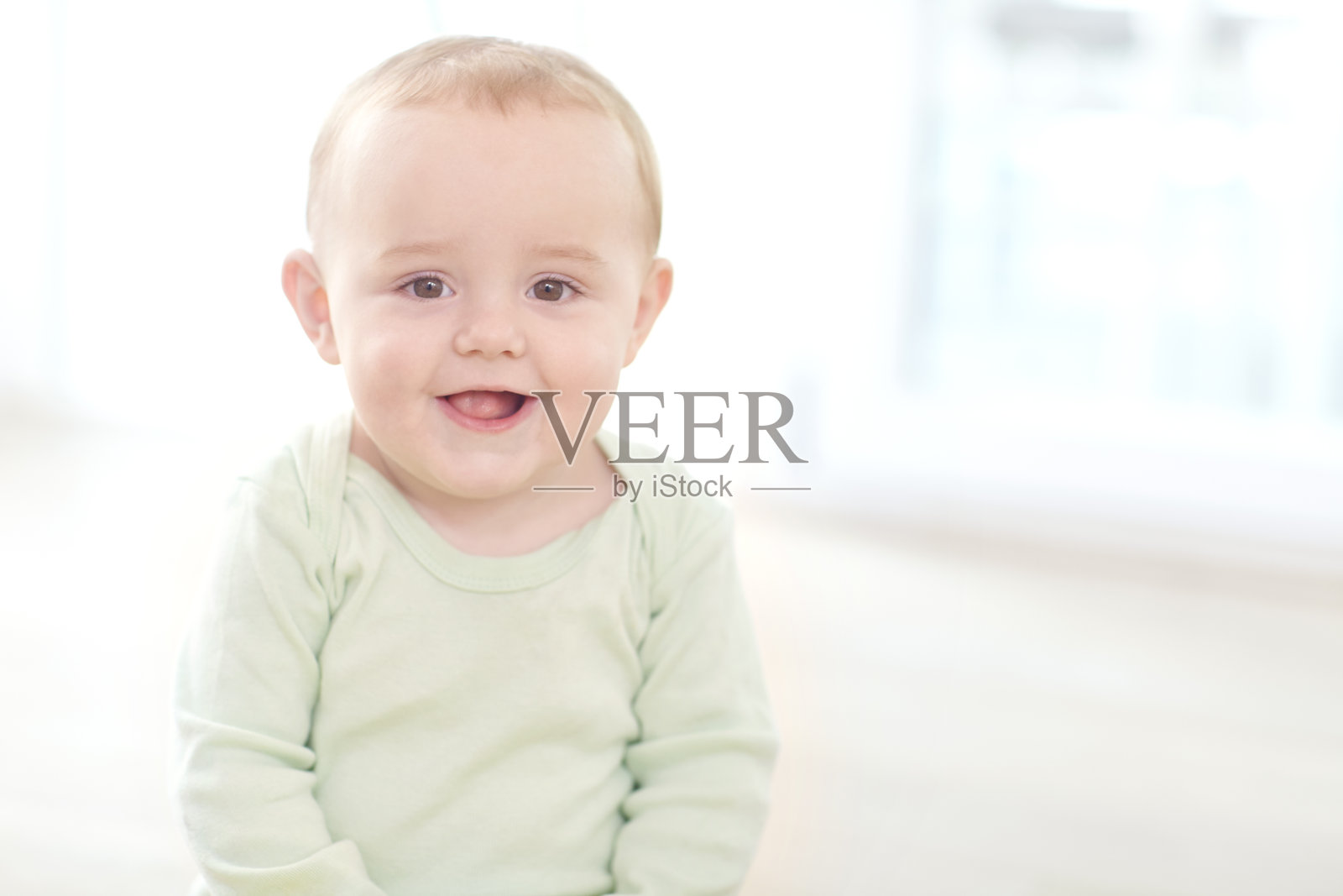 对不起，姑娘们，我还和父母住在一起照片摄影图片