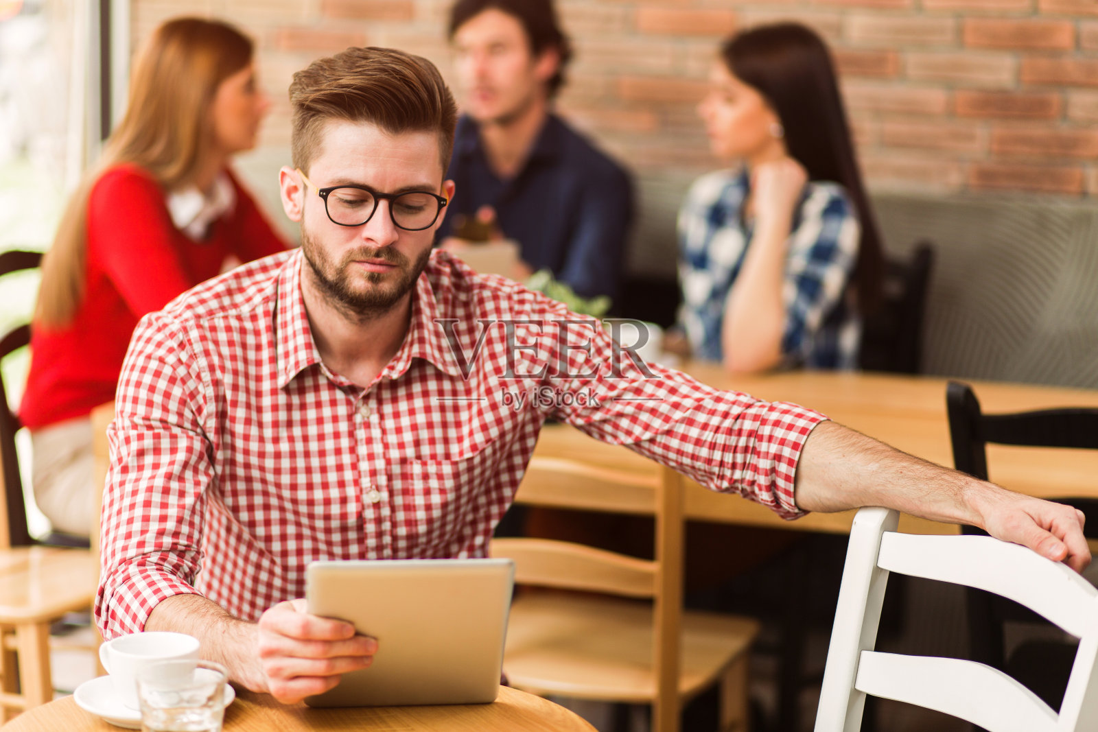 年轻的商人看起来对他的工作不满意。照片摄影图片