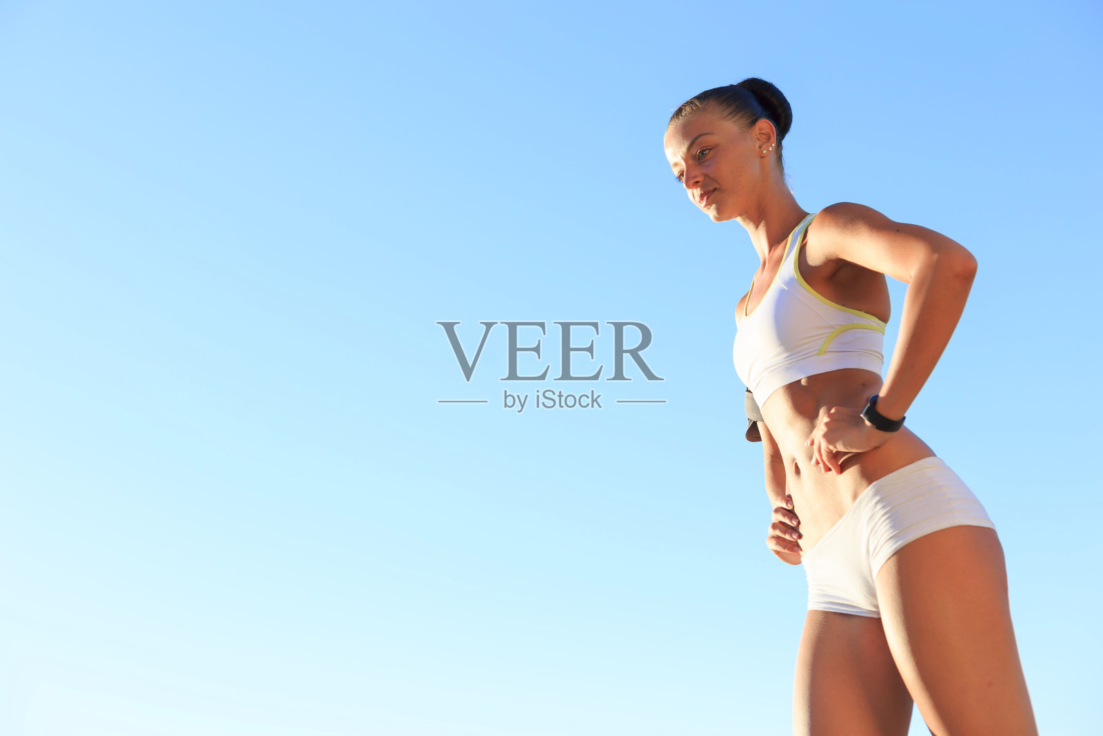 从女运动员练习的角度看照片摄影图片