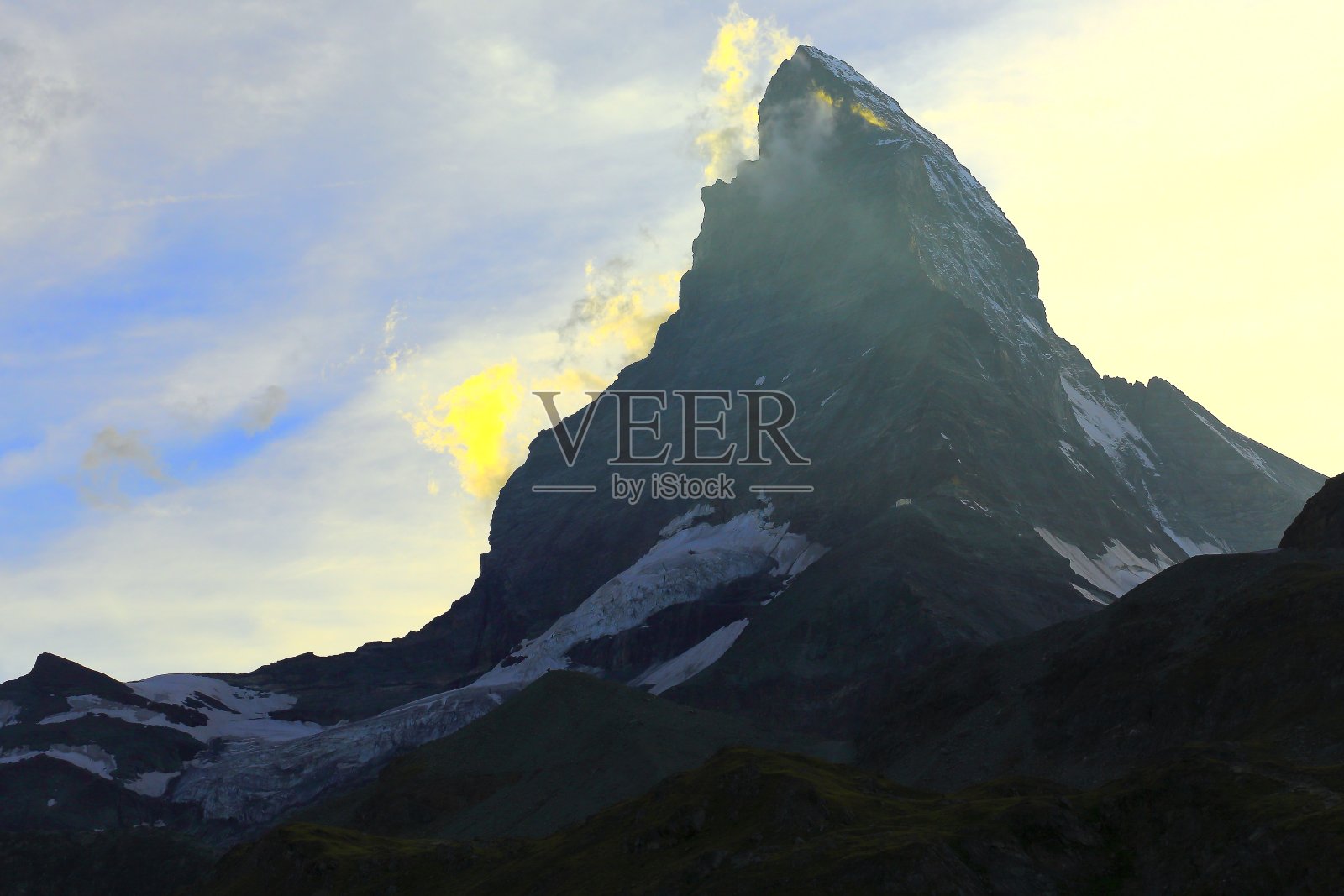 田园诗般的马特洪峰高山景观在戏剧性的金色日落，瑞士阿尔卑斯山照片摄影图片