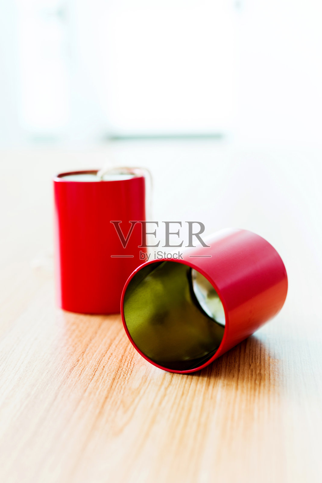 红色罐头可以在桌上打电话照片摄影图片